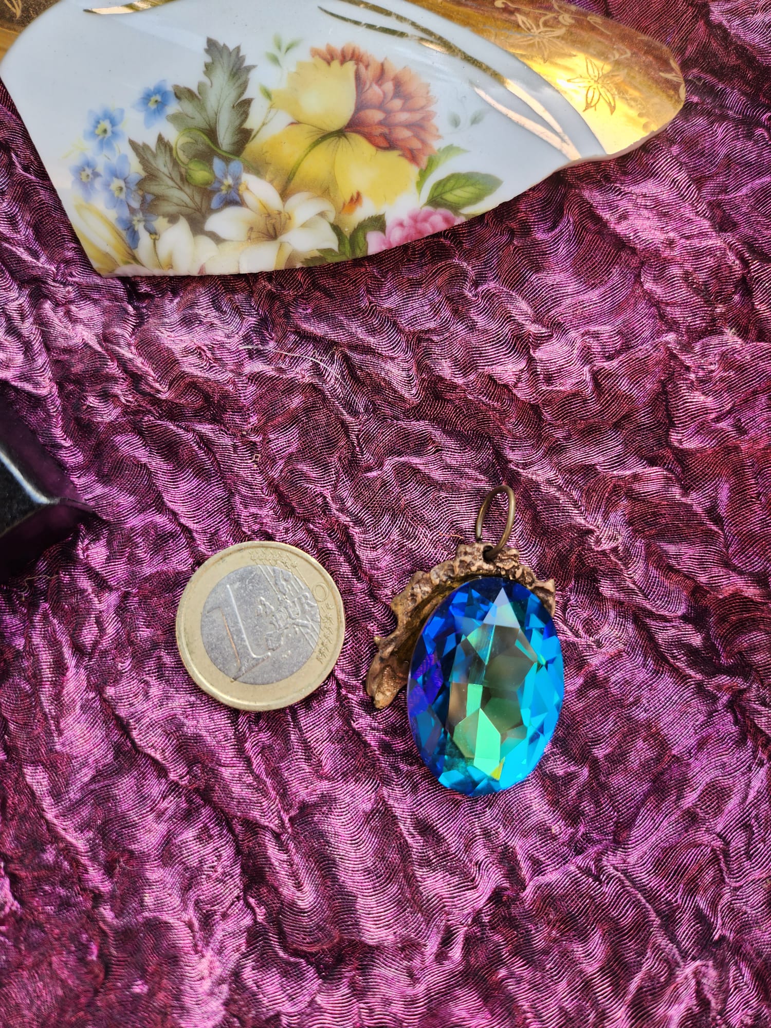 Colgante Oceanfire – Cristal azul intenso en bronce crudo – Joyería vintage encantada – Regalo mágico para ella – Amuleto colorido de Fairycore