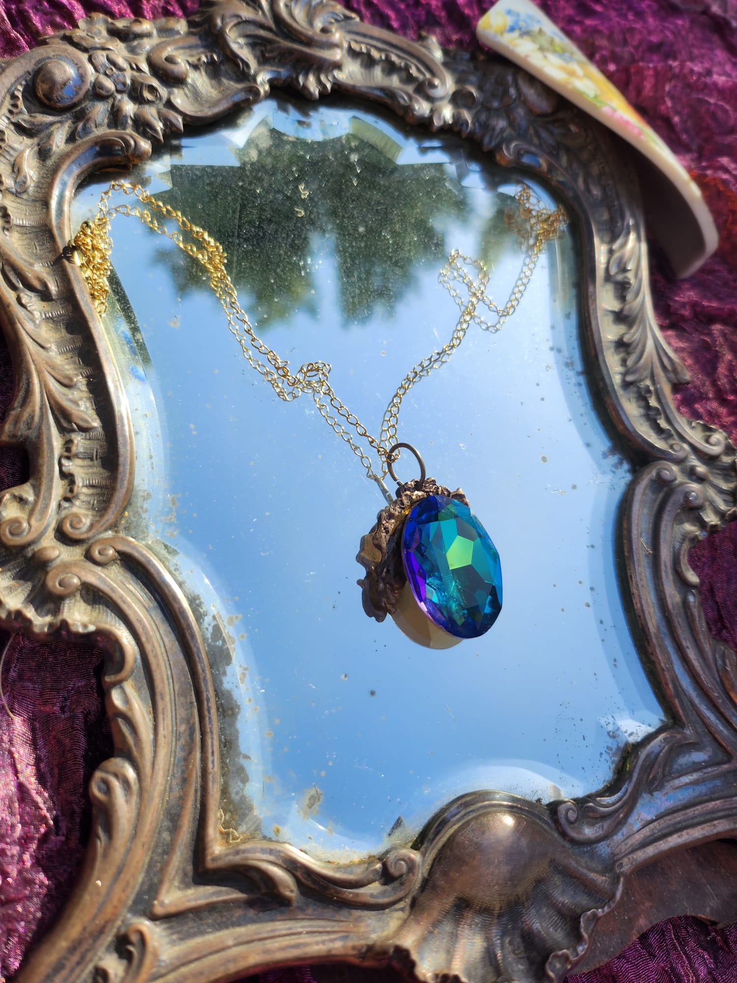 Colgante Oceanfire – Cristal azul intenso en bronce crudo – Joyería vintage encantada – Regalo mágico para ella – Amuleto colorido de Fairycore