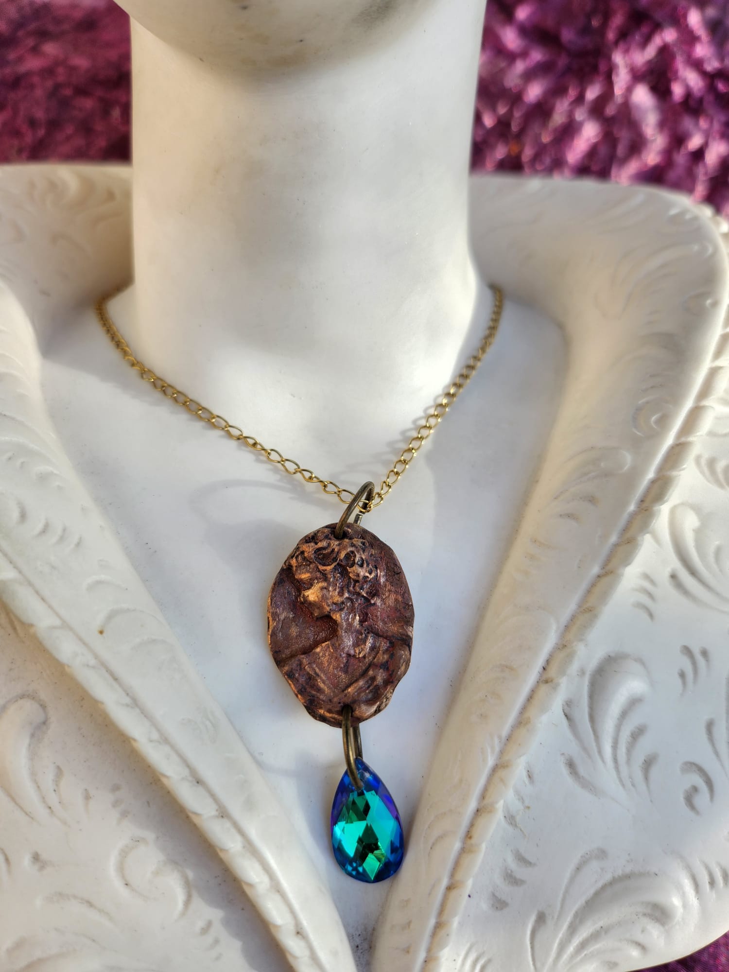 Collar con medallón romano de bronce – Gota de cristal azul océano – Amuleto encantado