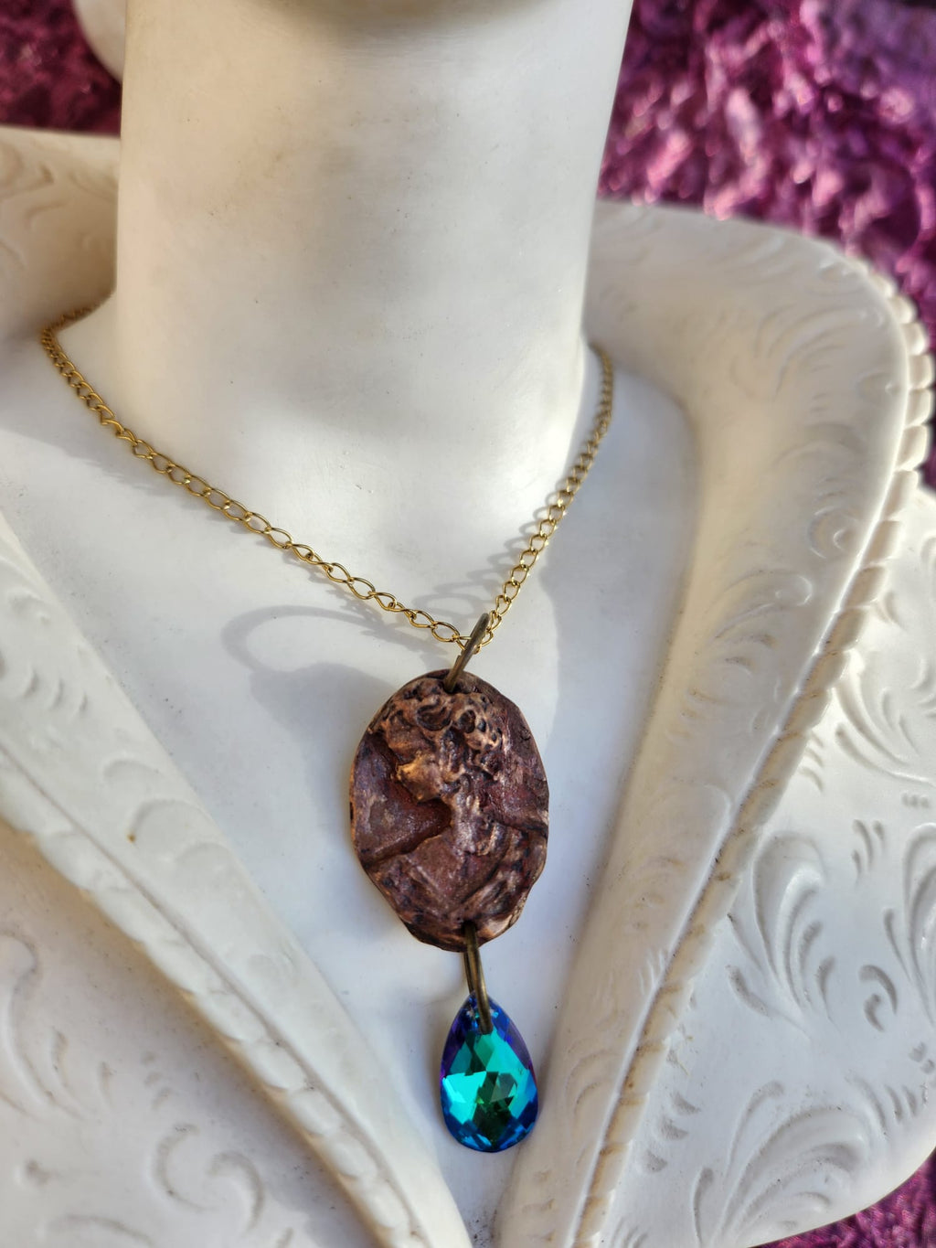 Collar con medallón romano de bronce – Gota de cristal azul océano – Amuleto encantado