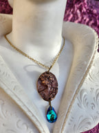 Collar con medallón romano de bronce – Gota de cristal azul océano – Amuleto encantado