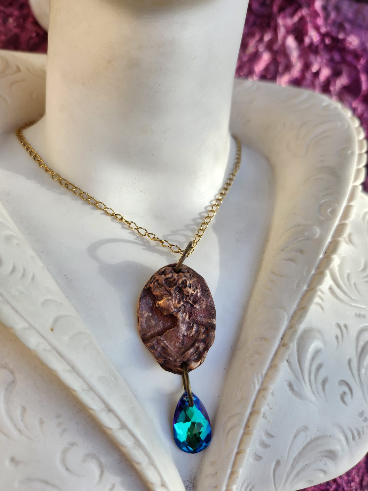 Collar con medallón romano de bronce – Gota de cristal azul océano – Amuleto encantado
