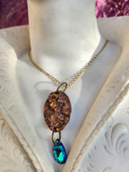 Collar con medallón romano de bronce – Gota de cristal azul océano – Amuleto encantado
