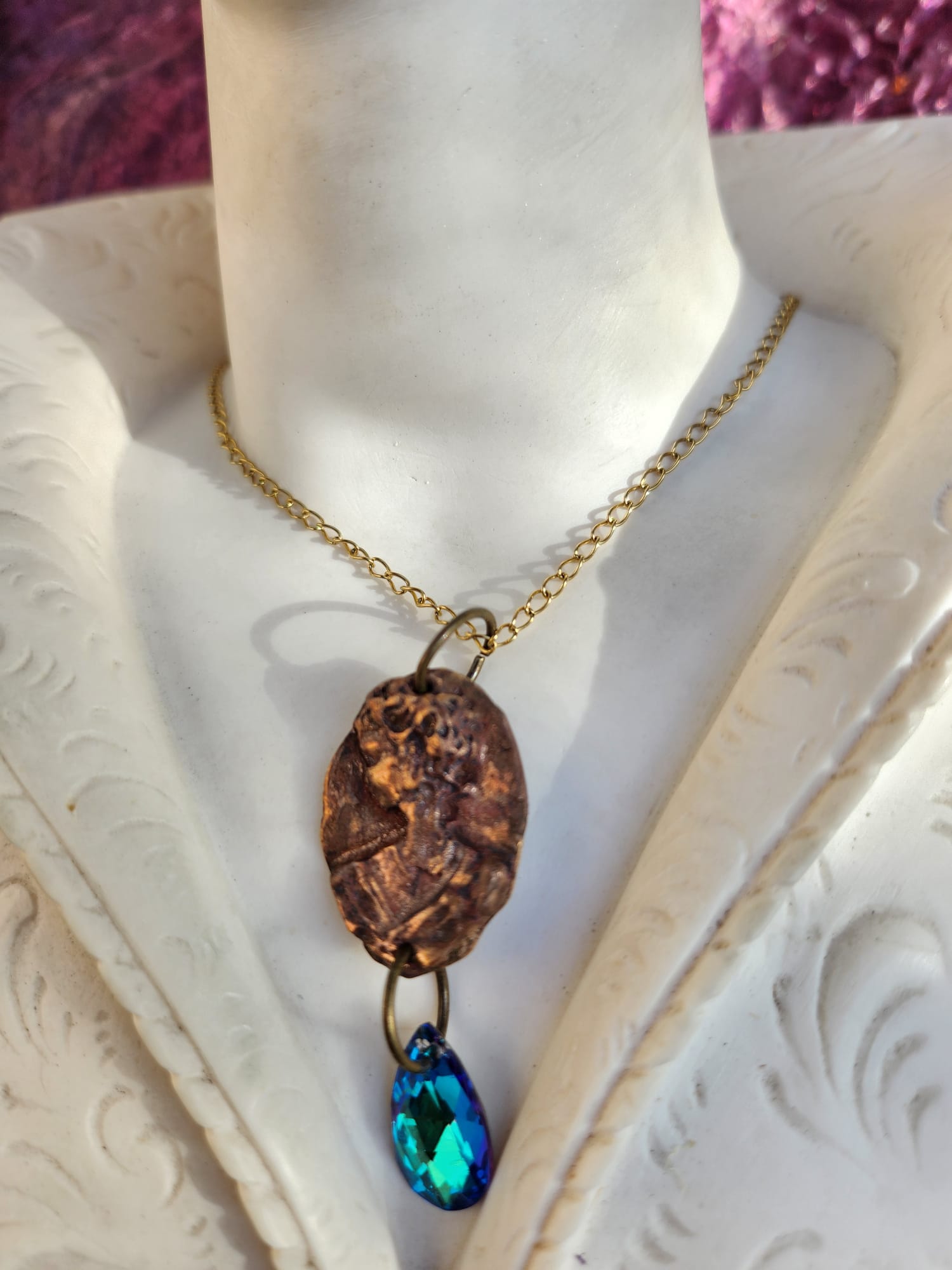Collar con medallón romano de bronce – Gota de cristal azul océano – Amuleto encantado