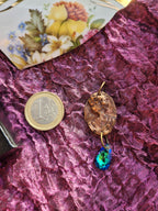 Collar con medallón romano de bronce – Gota de cristal azul océano – Amuleto encantado