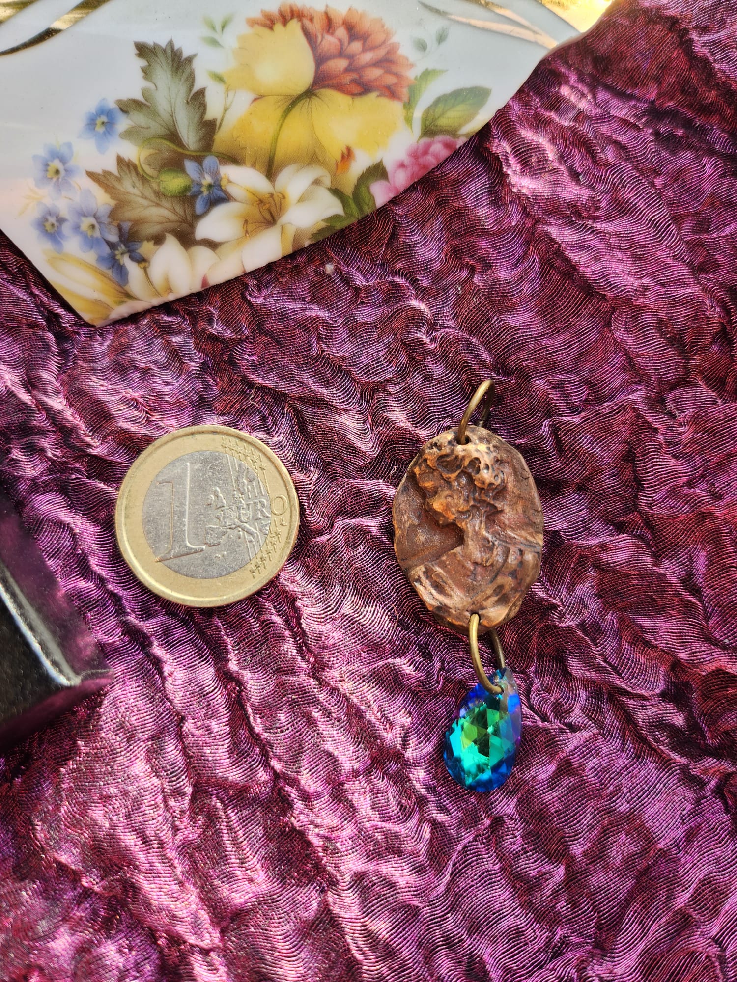 Medalhão romano em bronze feito à mão com cristal azul-oceano