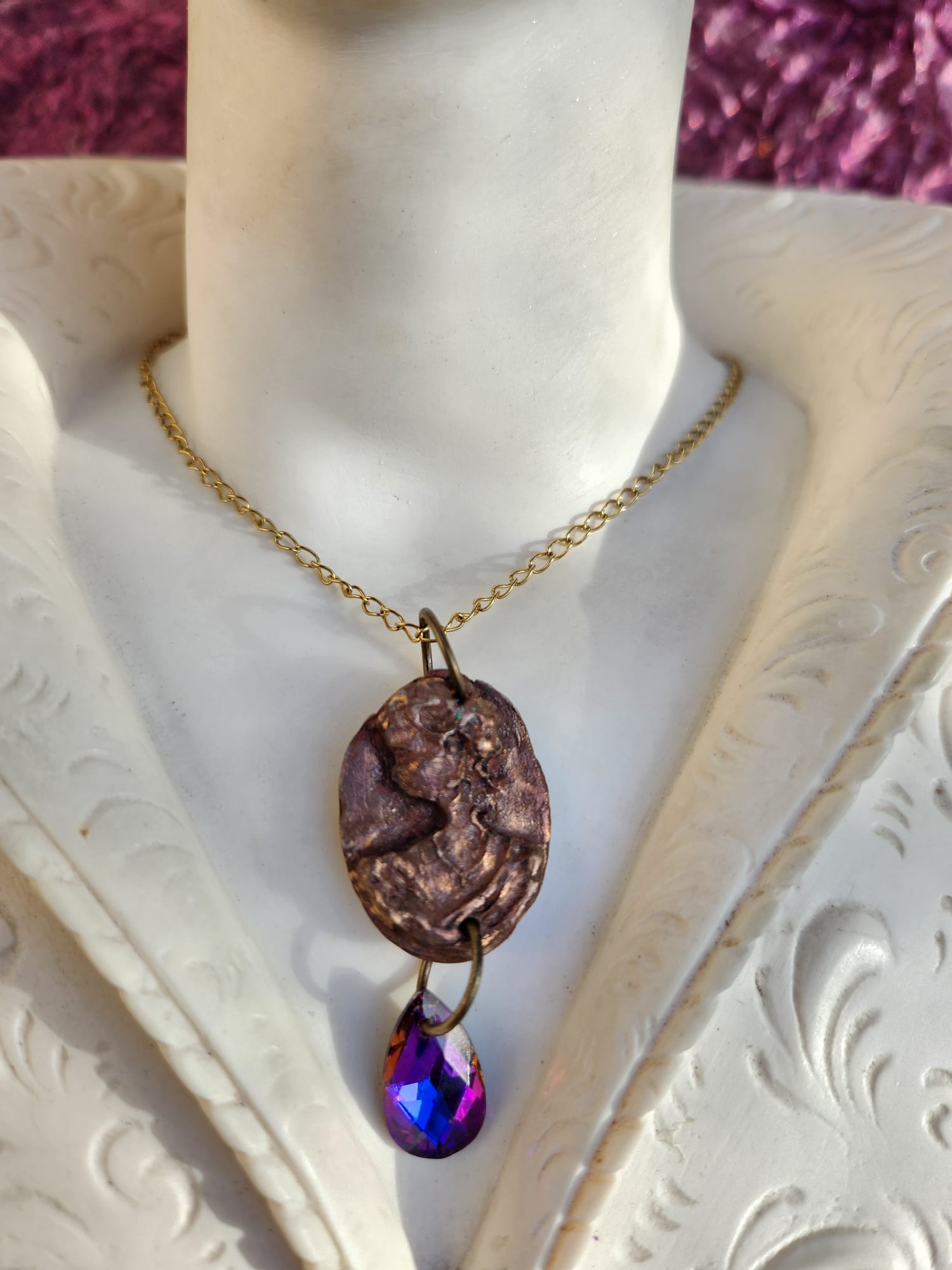 Collar con medallón romano de bronce – Gota de cristal de llama fucsia – Amuleto encantado