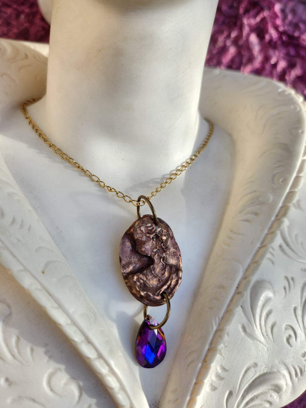 Collar con medallón romano de bronce – Gota de cristal de llama fucsia – Amuleto encantado