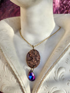 Collar con medallón romano de bronce – Gota de cristal de llama fucsia – Amuleto encantado