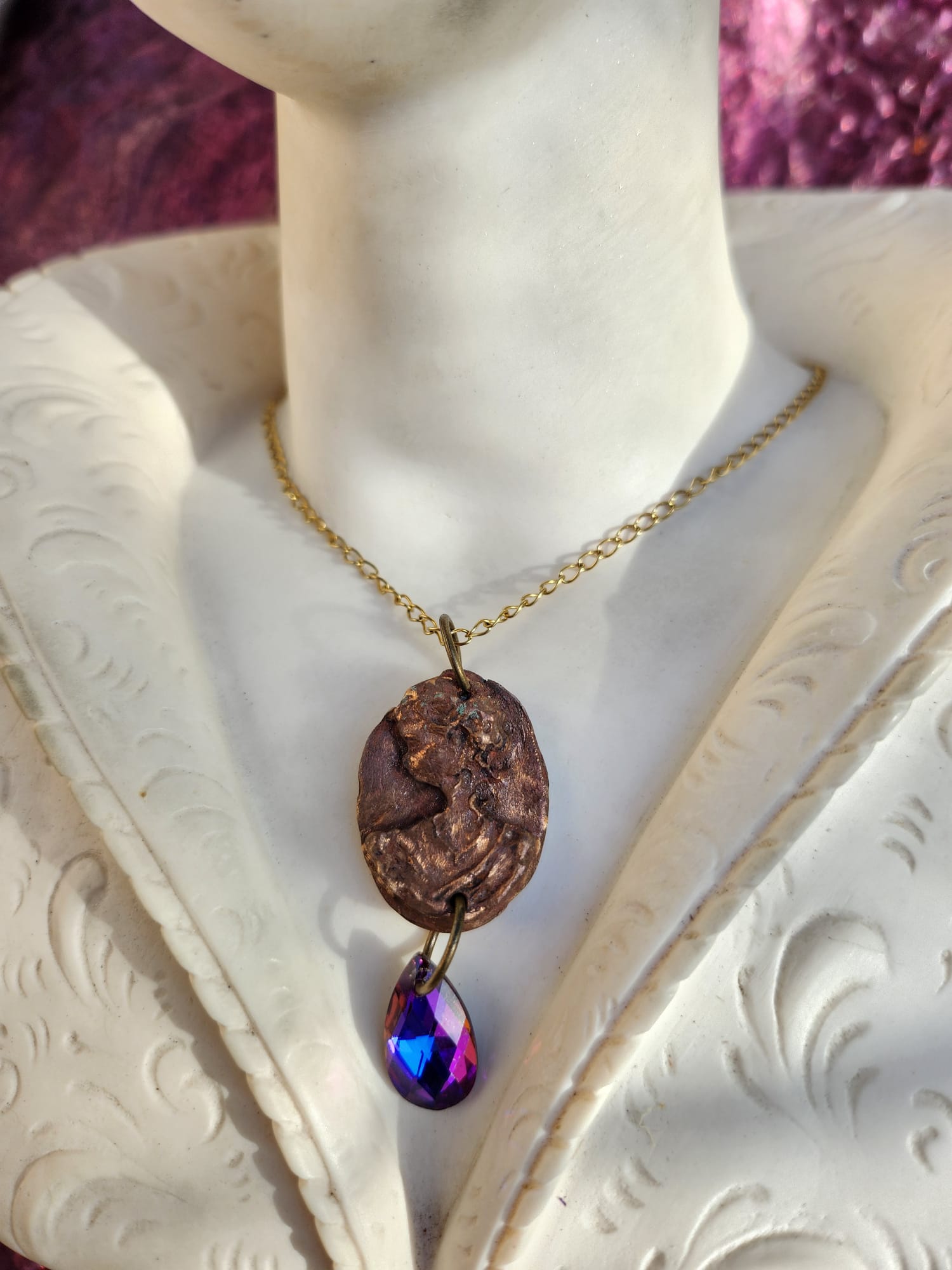 Collar con medallón romano de bronce – Gota de cristal de llama fucsia – Amuleto encantado