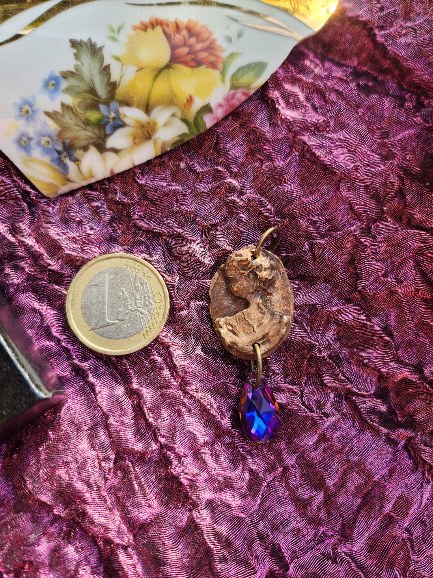 Collar con medallón romano de bronce – Gota de cristal de llama fucsia – Amuleto encantado