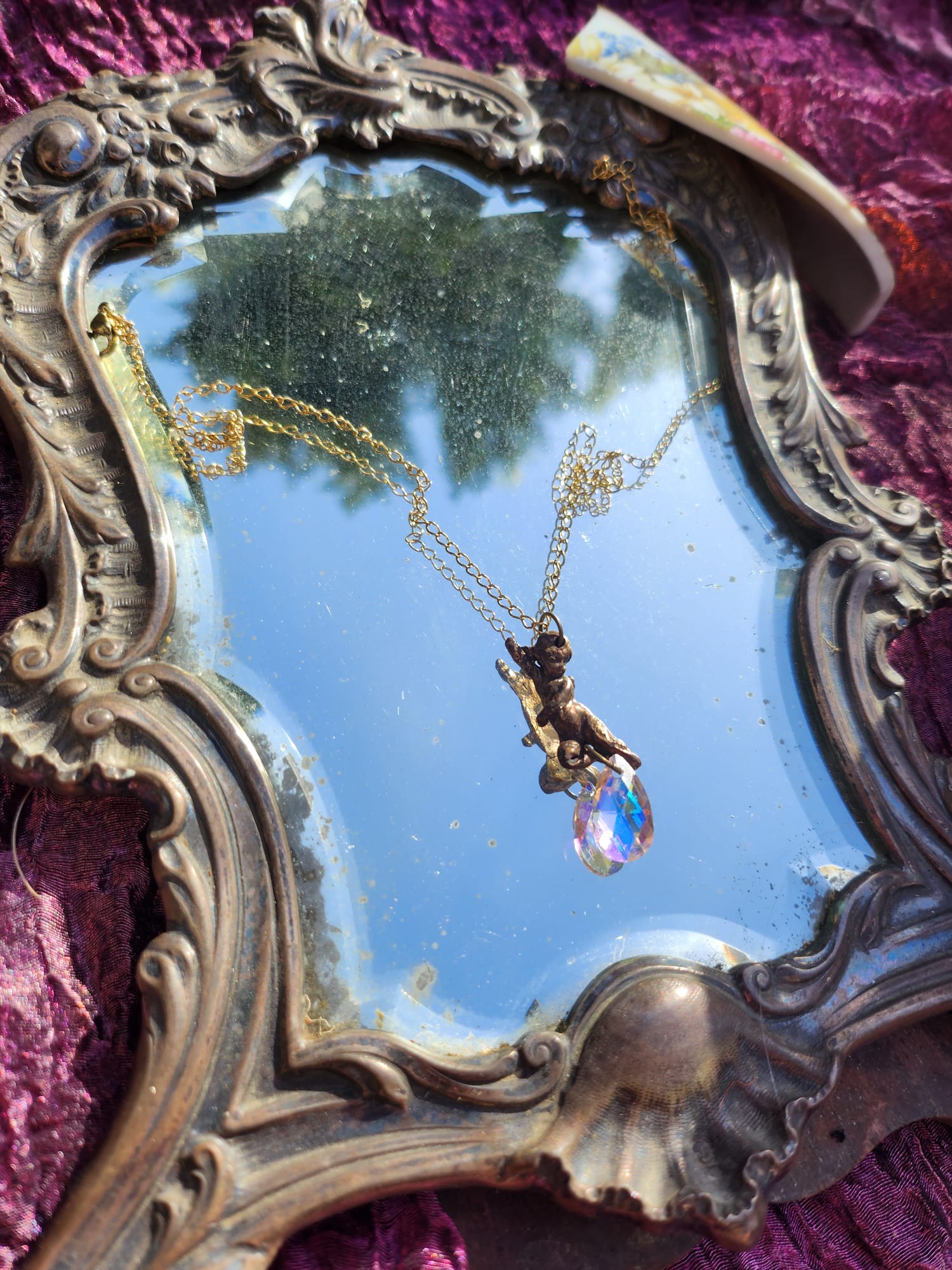 Coleção Ecos do Céu - Pendente Anjo em bronze feito à mão com cristal Aurora