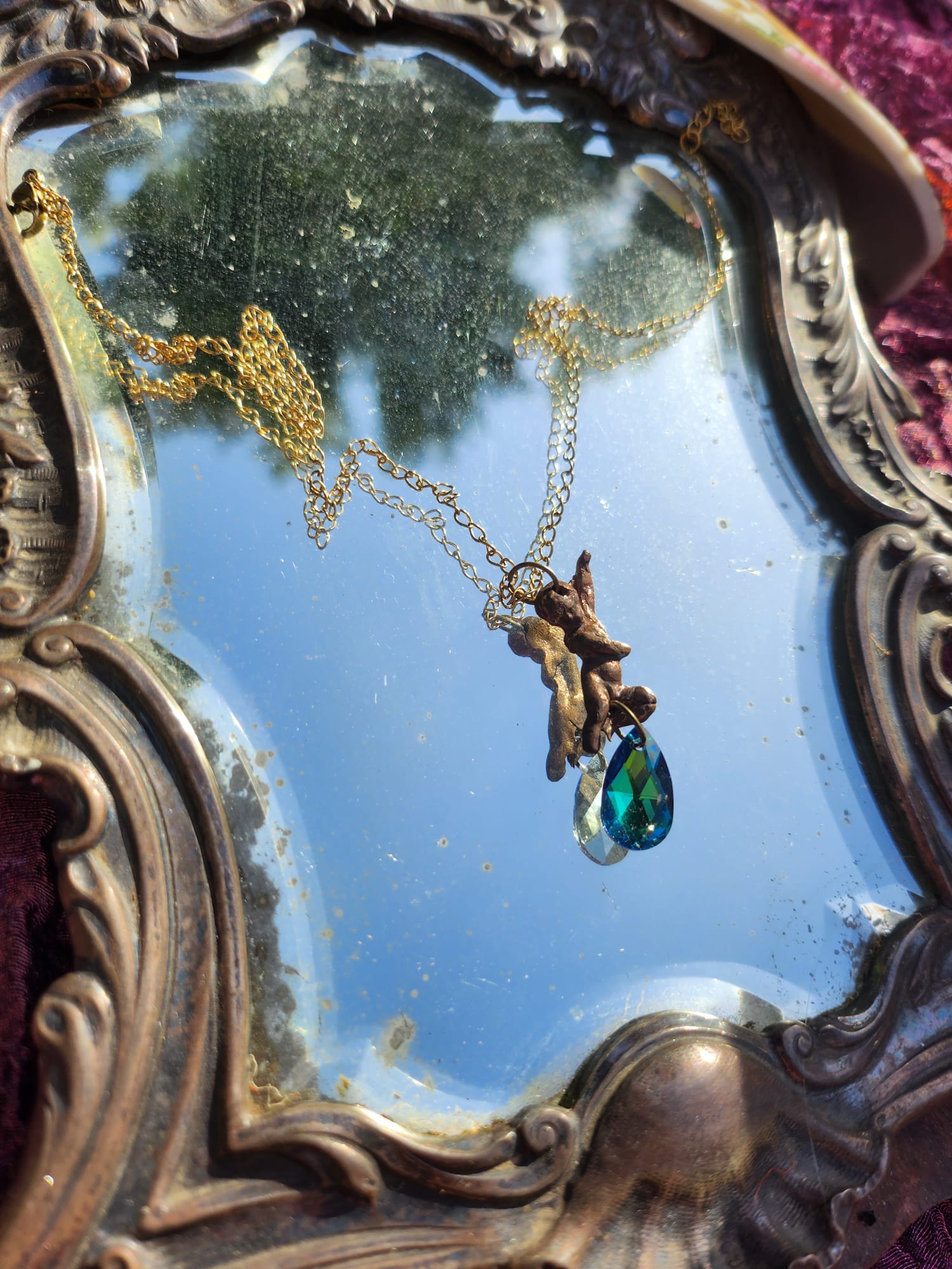 Coleção Ecos do Céu - Pendente Anjo em bronze feito à mão com cristal Aurora Esmeralda