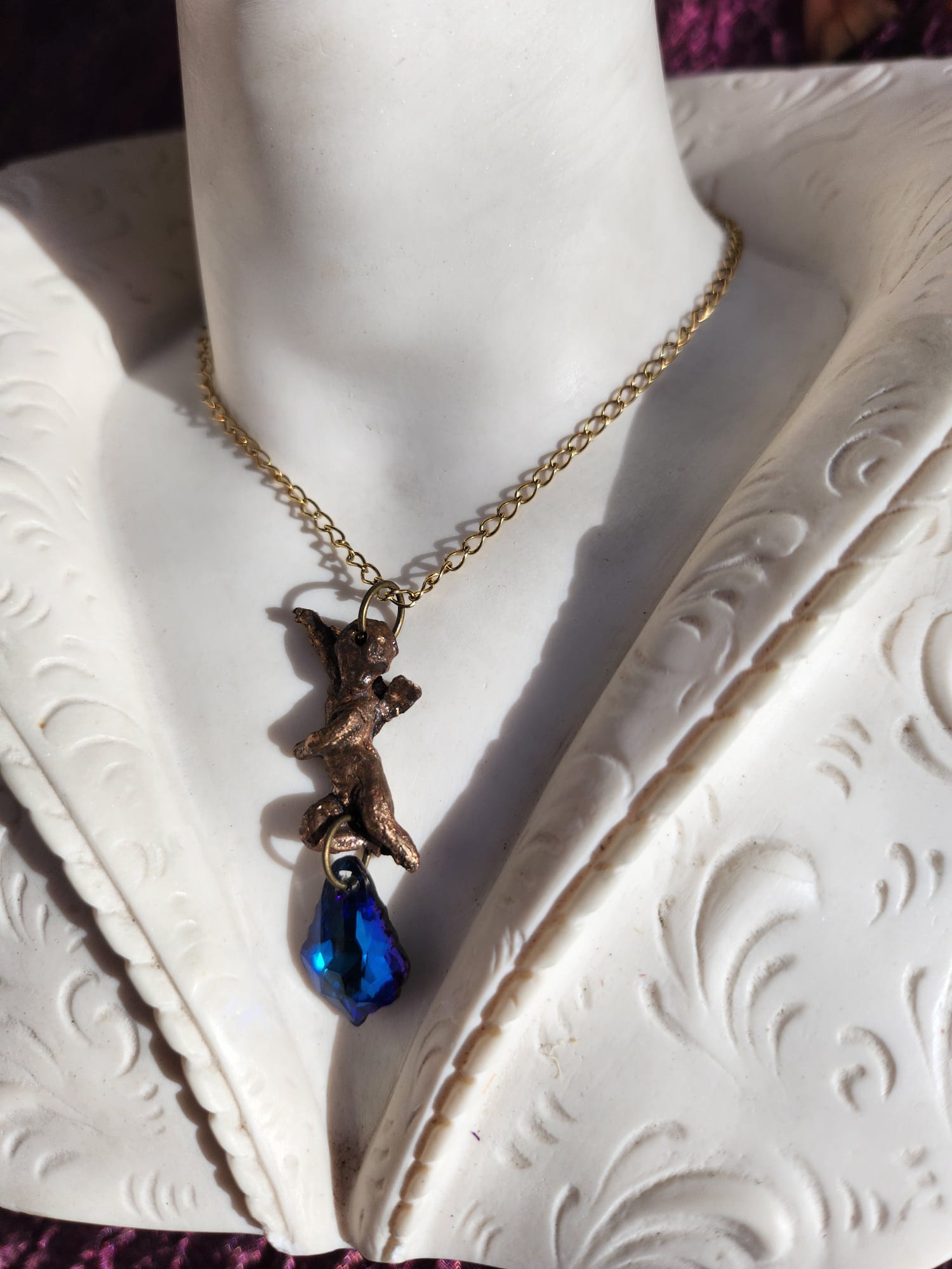 Coleção Ecos do Céu - Pendente Anjo em bronze feito à mão com cristal de safira profunda