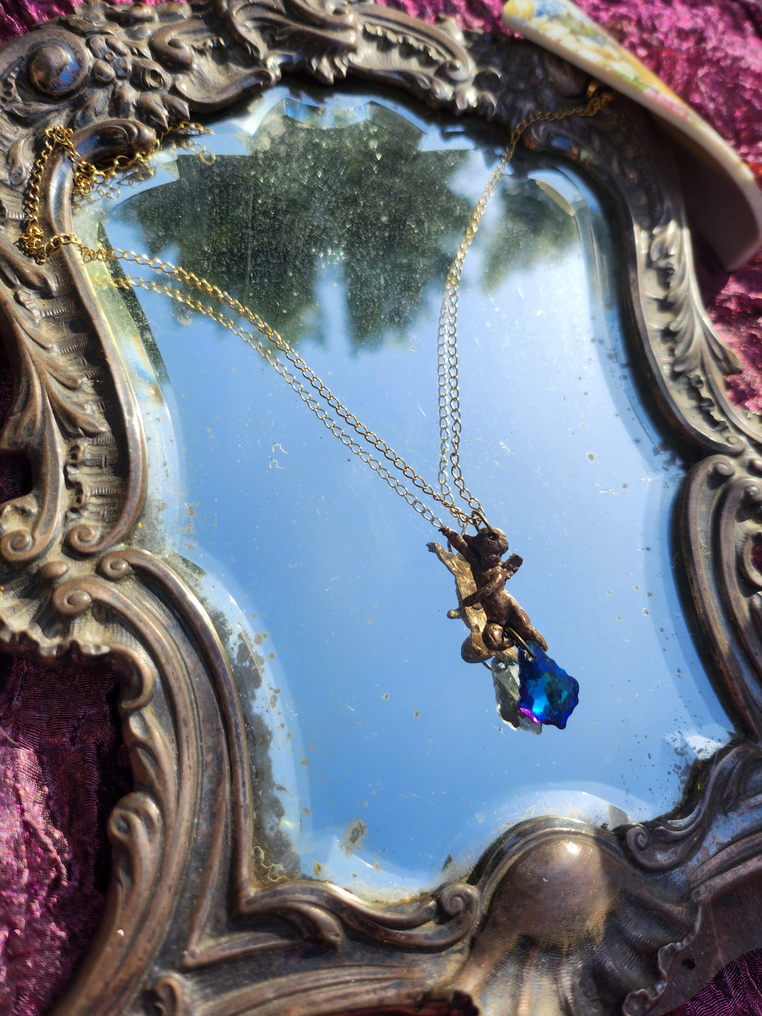 Coleção Ecos do Céu - Pendente Anjo em bronze feito à mão com cristal de safira profunda