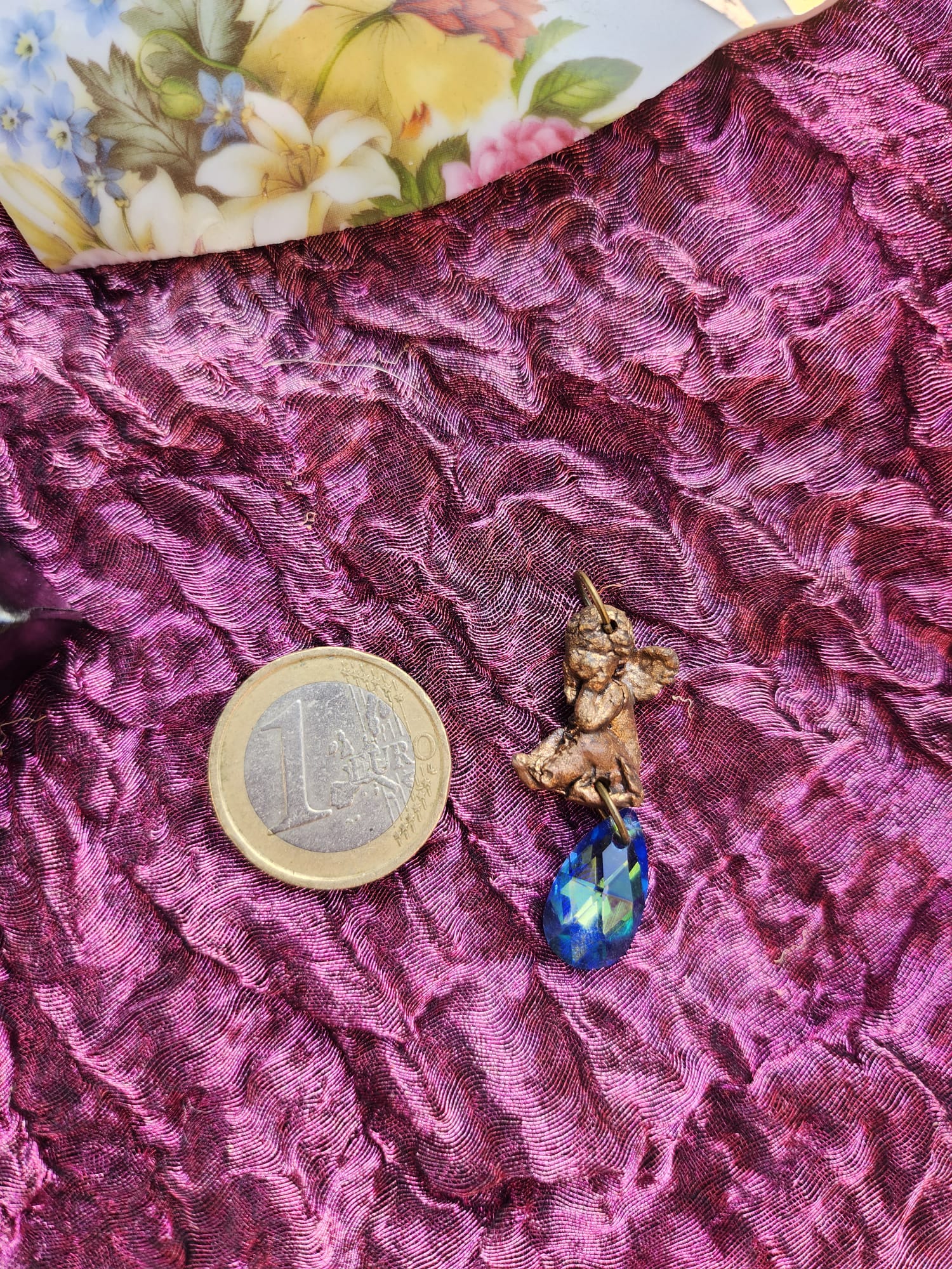 Coleção Ecos do Céu - Pendente Anjo em bronze feito à mão com cristal azul