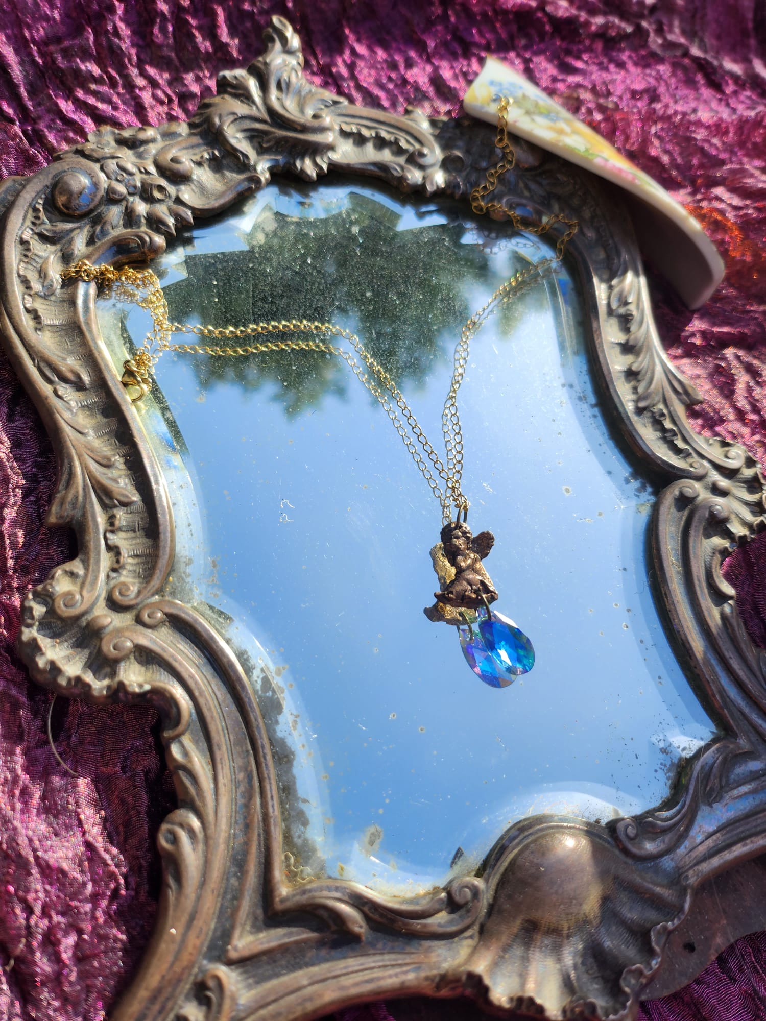 Coleção Ecos do Céu - Pendente Anjo em bronze feito à mão com cristal azul