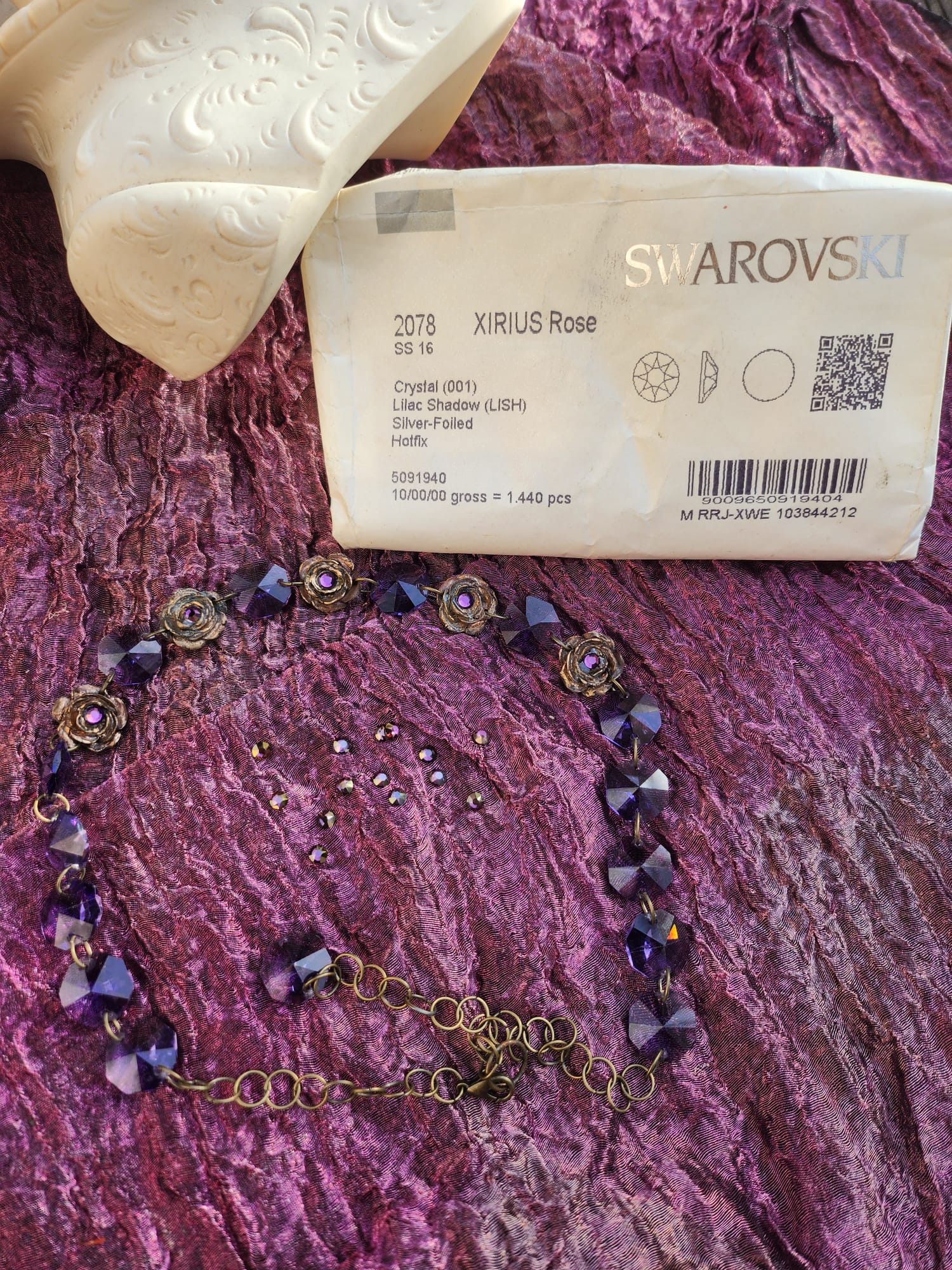 Coleção Rosarium - Colar artesanal em bronze com cristais roxos e detalhes florais.