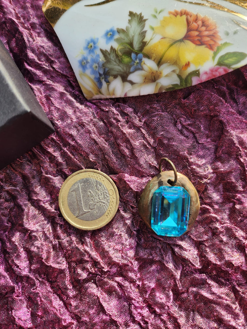 Colgante de cristal azul con corte esmeralda: collar vintage de bronce hecho a mano para un estilo elegante y bohemio.