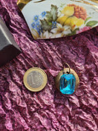 Colgante de cristal azul con corte esmeralda: collar vintage de bronce hecho a mano para un estilo elegante y bohemio.