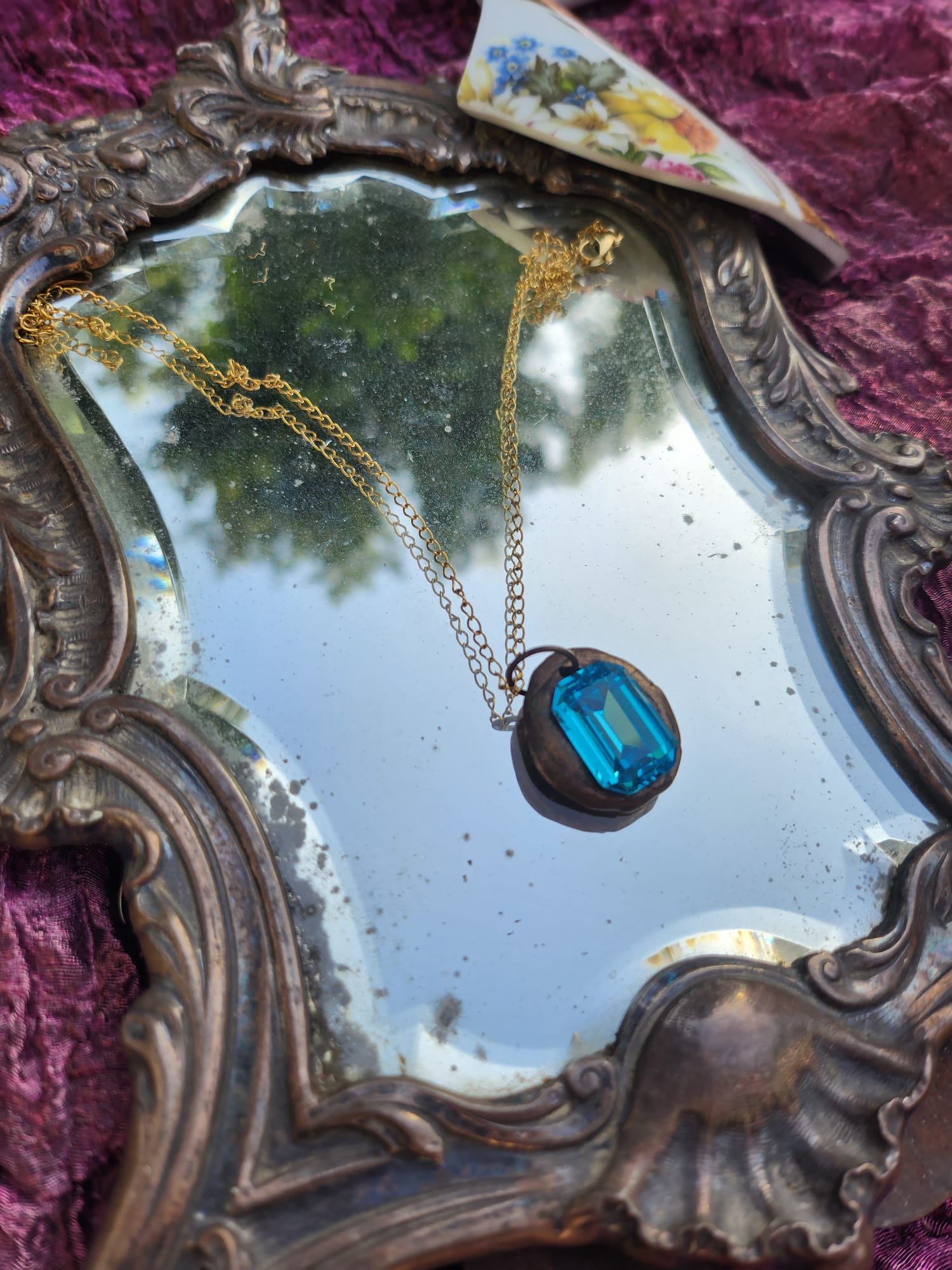 Pendente artesanal em bronze com cristal azul.