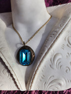 Colgante de cristal azul con corte esmeralda: collar vintage de bronce hecho a mano para un estilo elegante y bohemio.