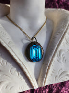 Colgante de cristal azul con corte esmeralda: collar vintage de bronce hecho a mano para un estilo elegante y bohemio.