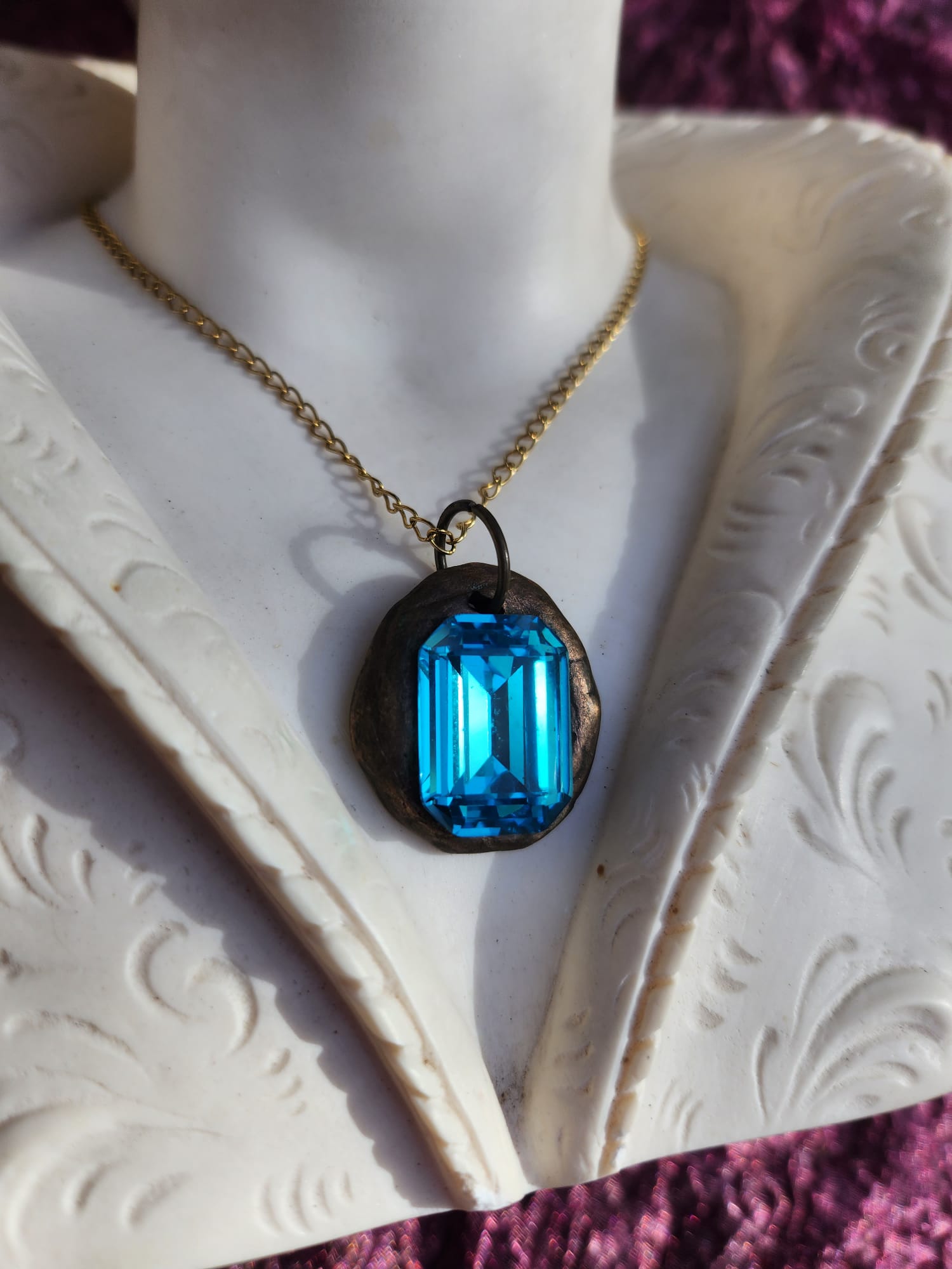 Colgante de cristal azul con corte esmeralda: collar vintage de bronce hecho a mano para un estilo elegante y bohemio.
