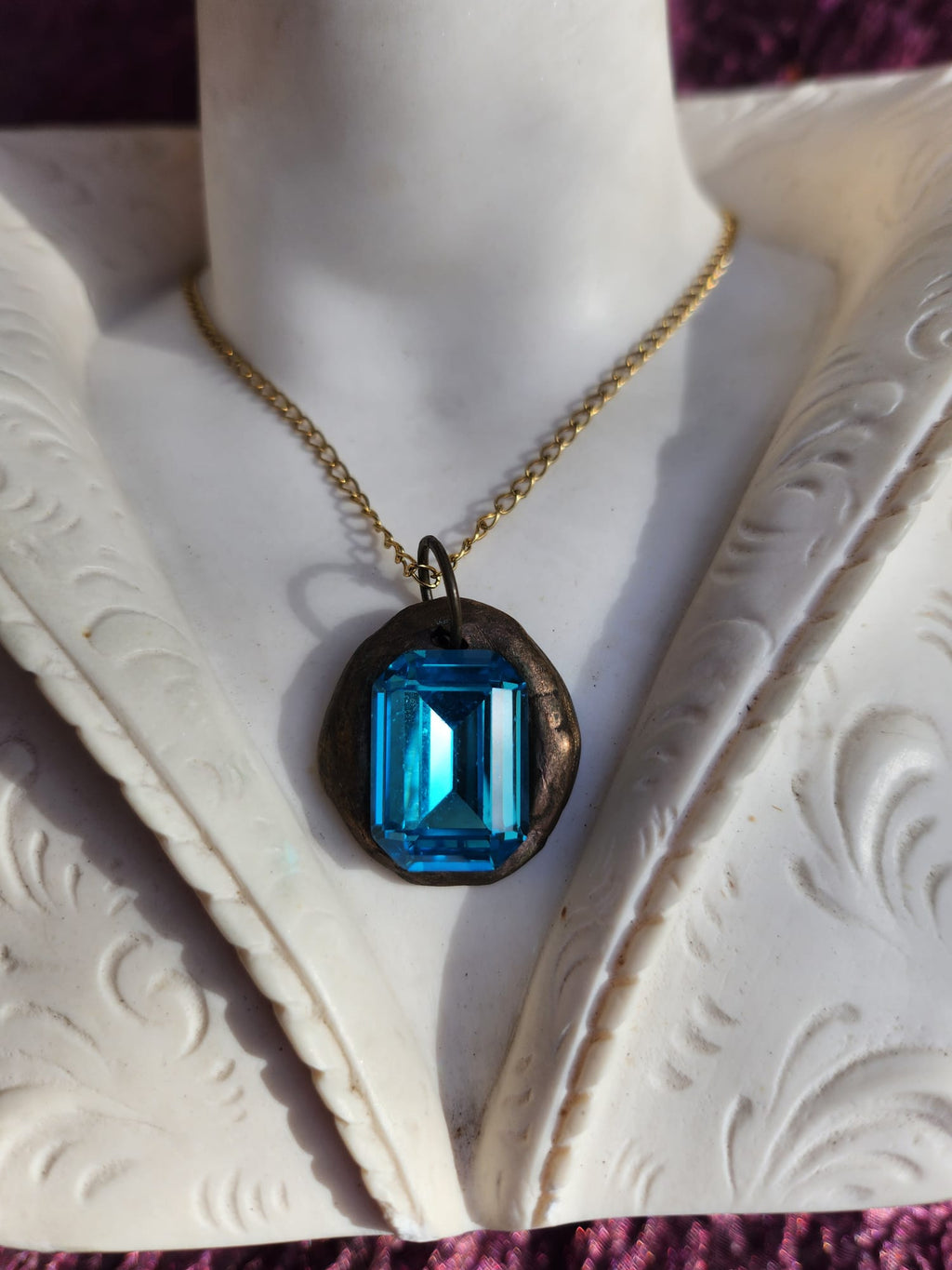 Colgante de cristal azul con corte esmeralda: collar vintage de bronce hecho a mano para un estilo elegante y bohemio.