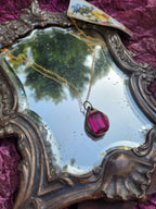 Colgante de cristal rosa fucsia: collar vintage de bronce hecho a mano para un estilo atrevido y femenino.