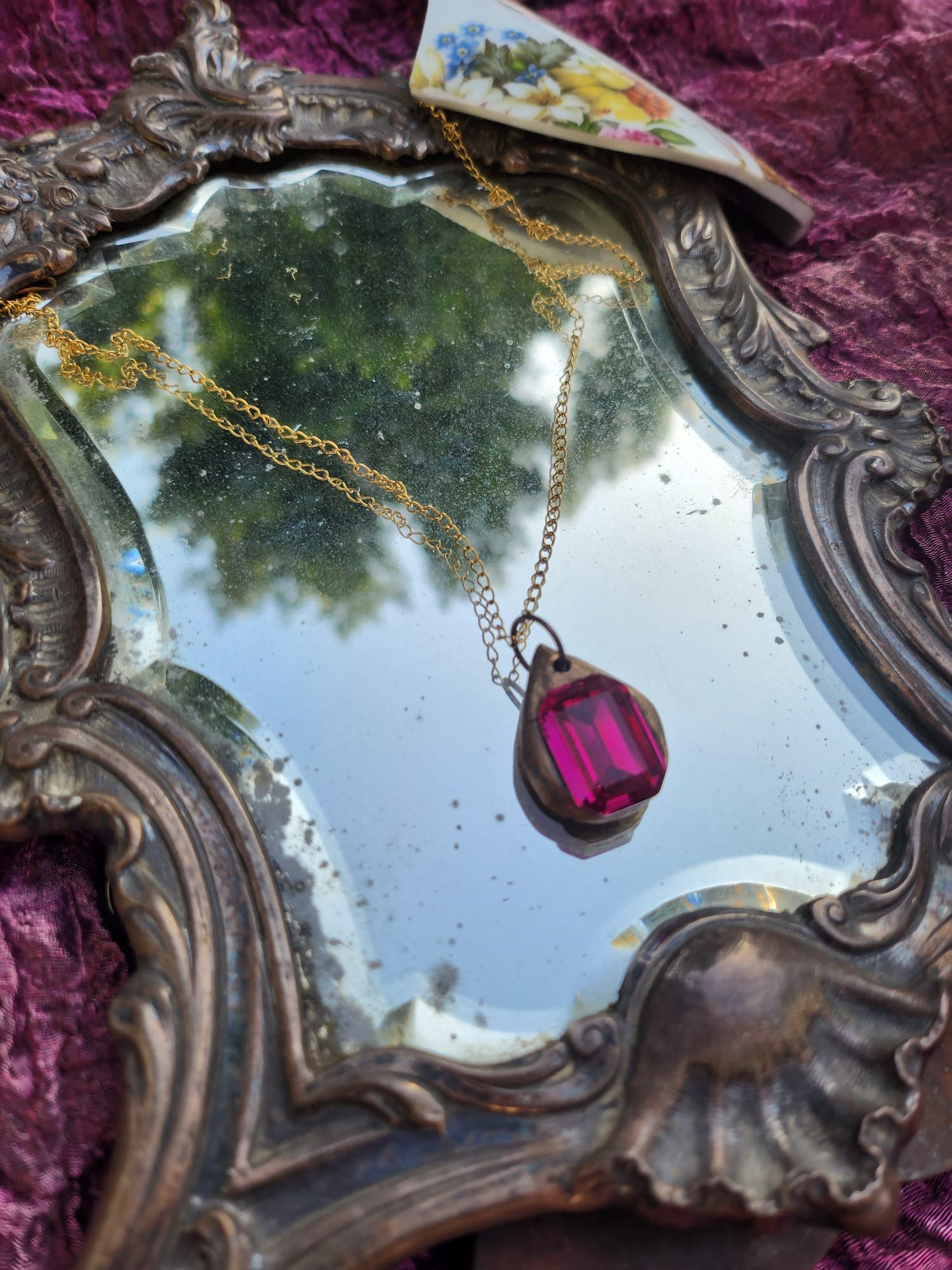 Colgante de cristal rosa fucsia: collar vintage de bronce hecho a mano para un estilo atrevido y femenino.