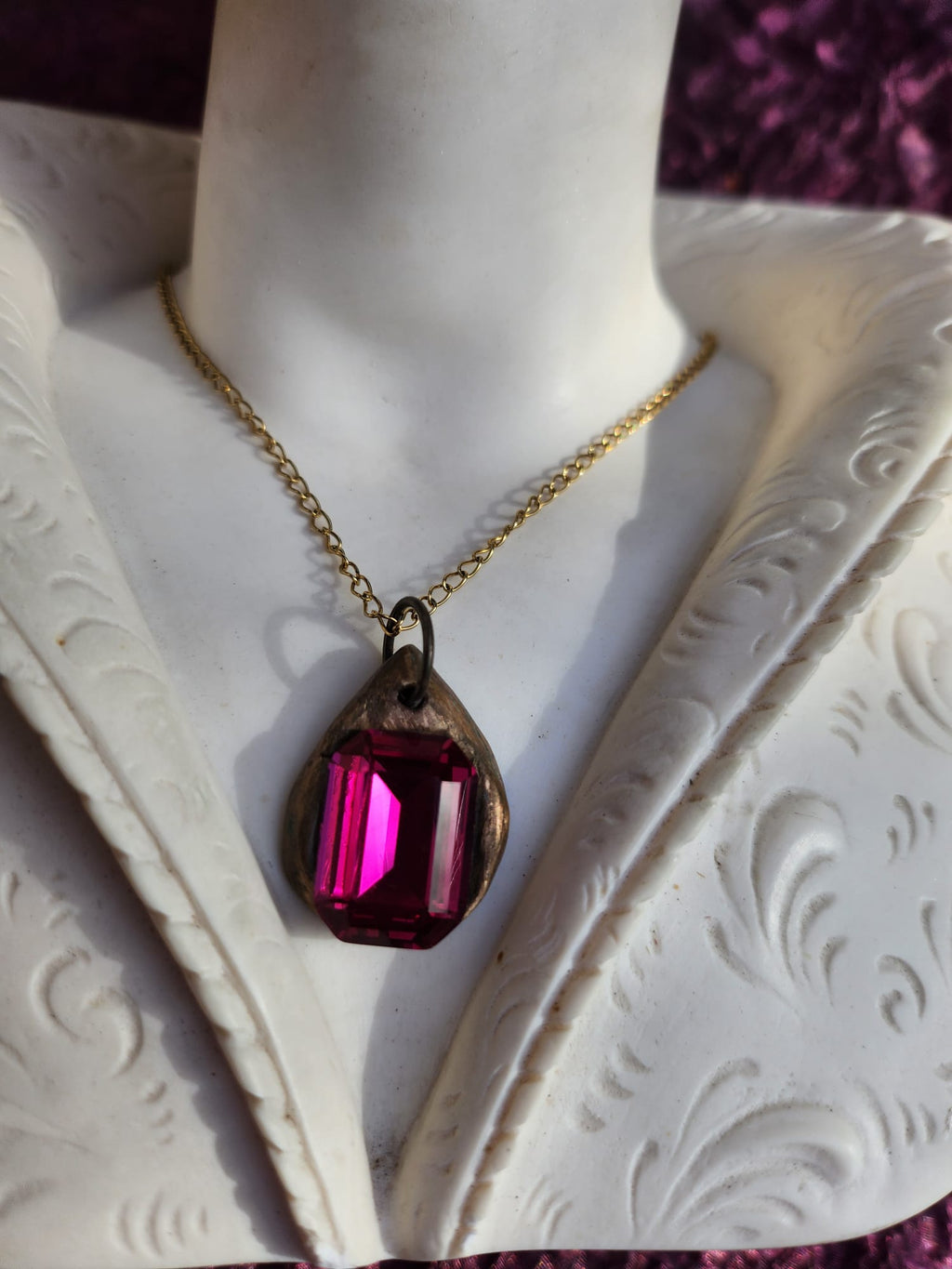 Colgante de cristal rosa fucsia: collar vintage de bronce hecho a mano para un estilo atrevido y femenino.