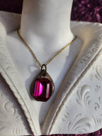 Colgante de cristal rosa fucsia: collar vintage de bronce hecho a mano para un estilo atrevido y femenino.