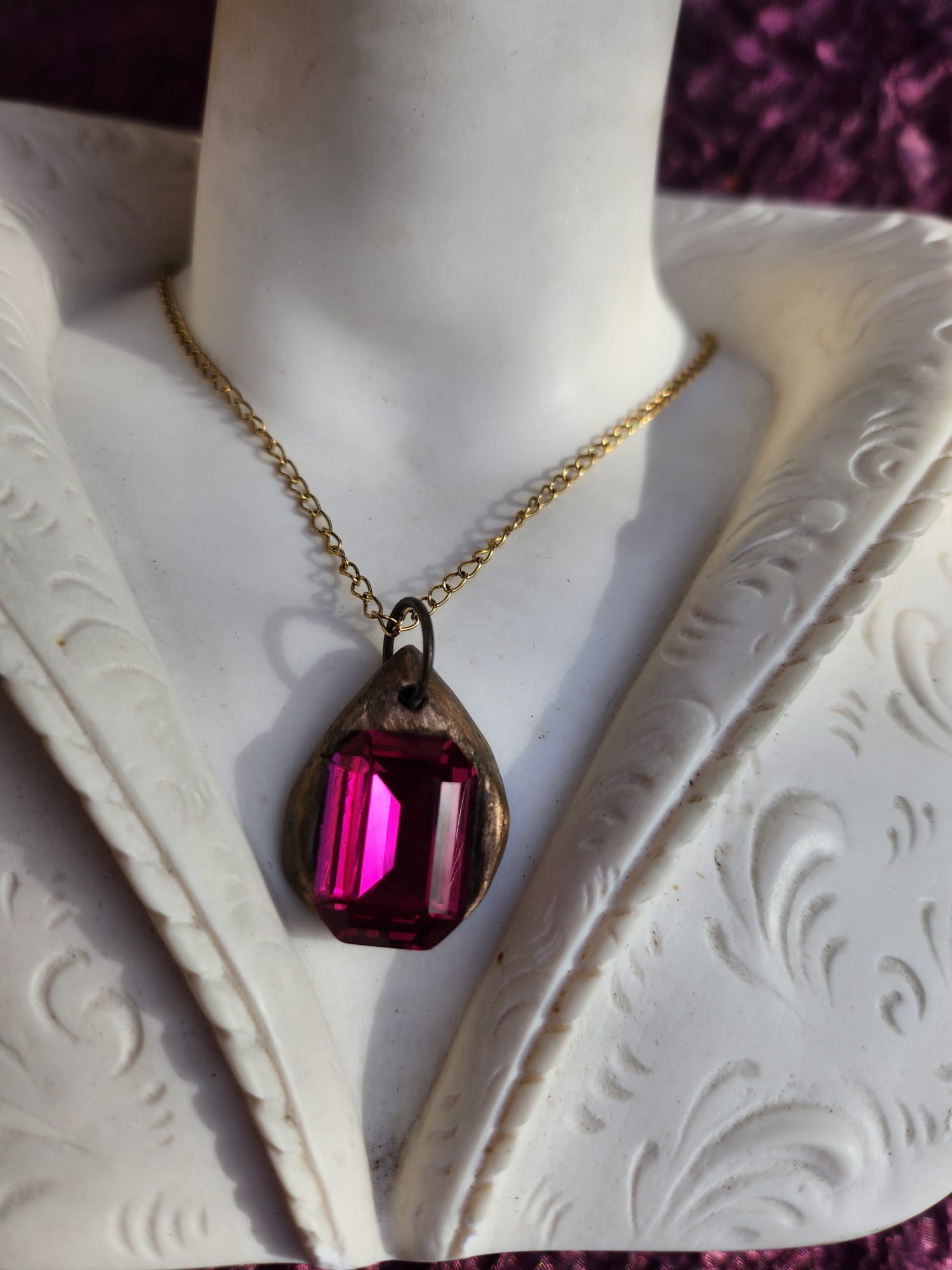 Colgante de cristal rosa fucsia: collar vintage de bronce hecho a mano para un estilo atrevido y femenino.