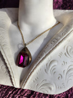 Colgante de cristal rosa fucsia: collar vintage de bronce hecho a mano para un estilo atrevido y femenino.