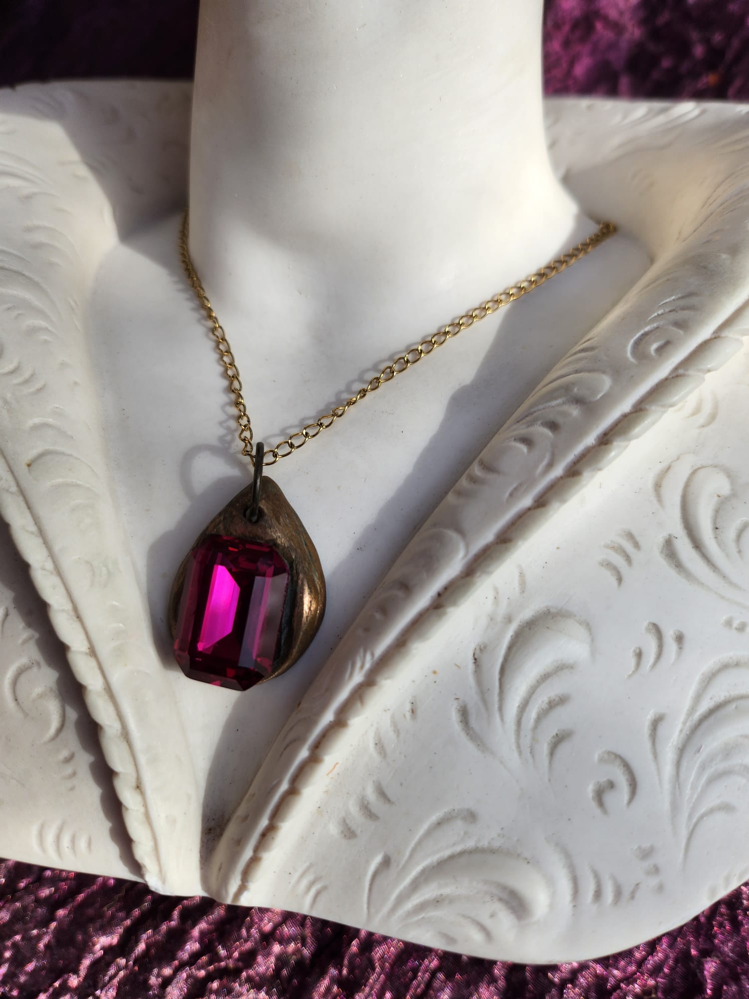 Colgante de cristal rosa fucsia: collar vintage de bronce hecho a mano para un estilo atrevido y femenino.