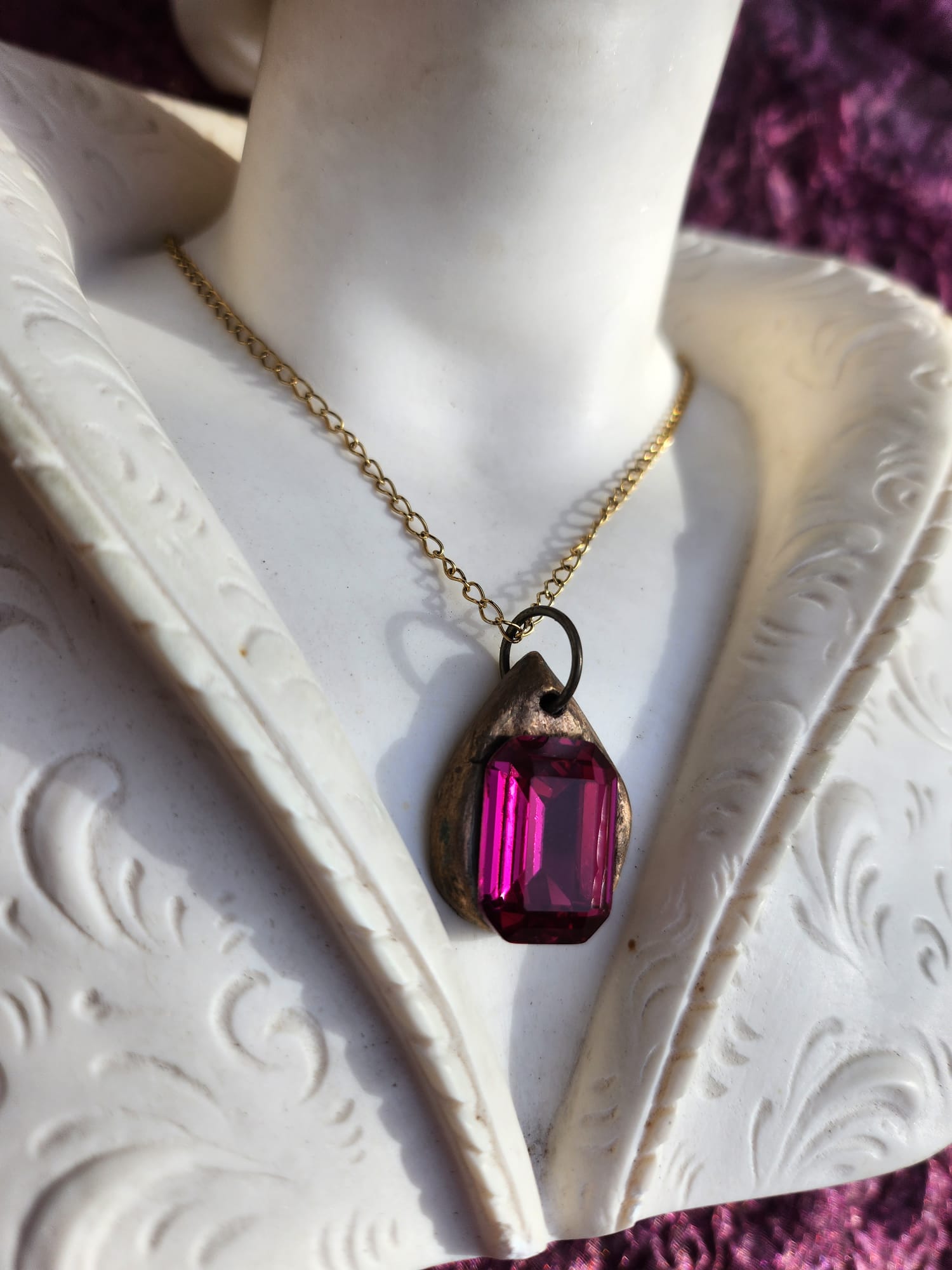 Colgante de cristal rosa fucsia: collar vintage de bronce hecho a mano para un estilo atrevido y femenino.