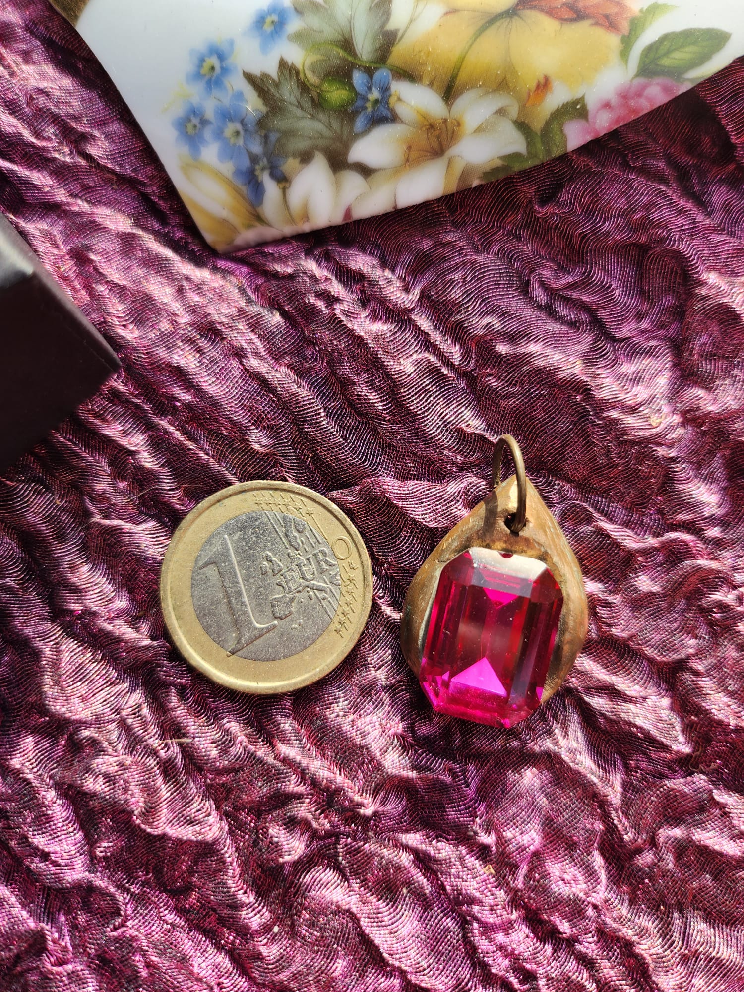 Colgante de cristal rosa fucsia: collar vintage de bronce hecho a mano para un estilo atrevido y femenino.