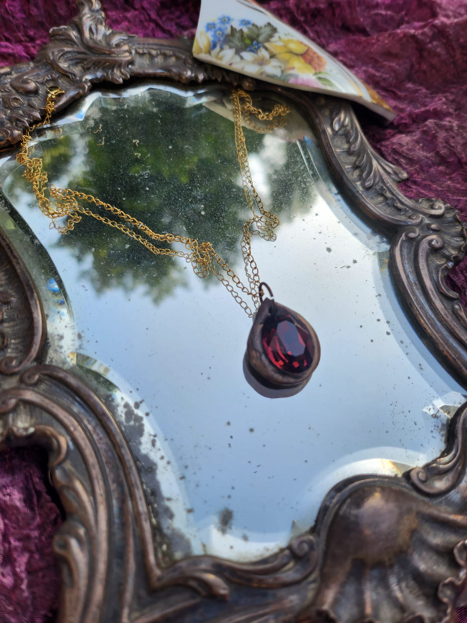 Pendente artesanal em bronze com pendente de cristal castanho.