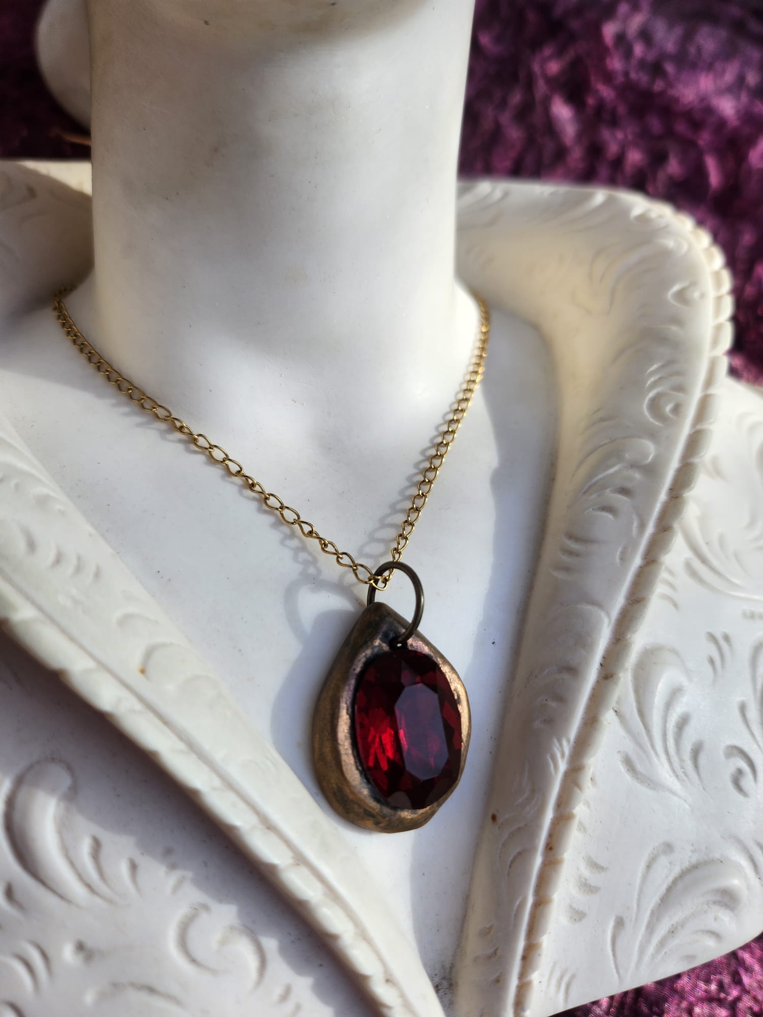 Colgante de cristal marrón ahumado: collar vintage de bronce hecho a mano para un estilo rústico y minimalista.
