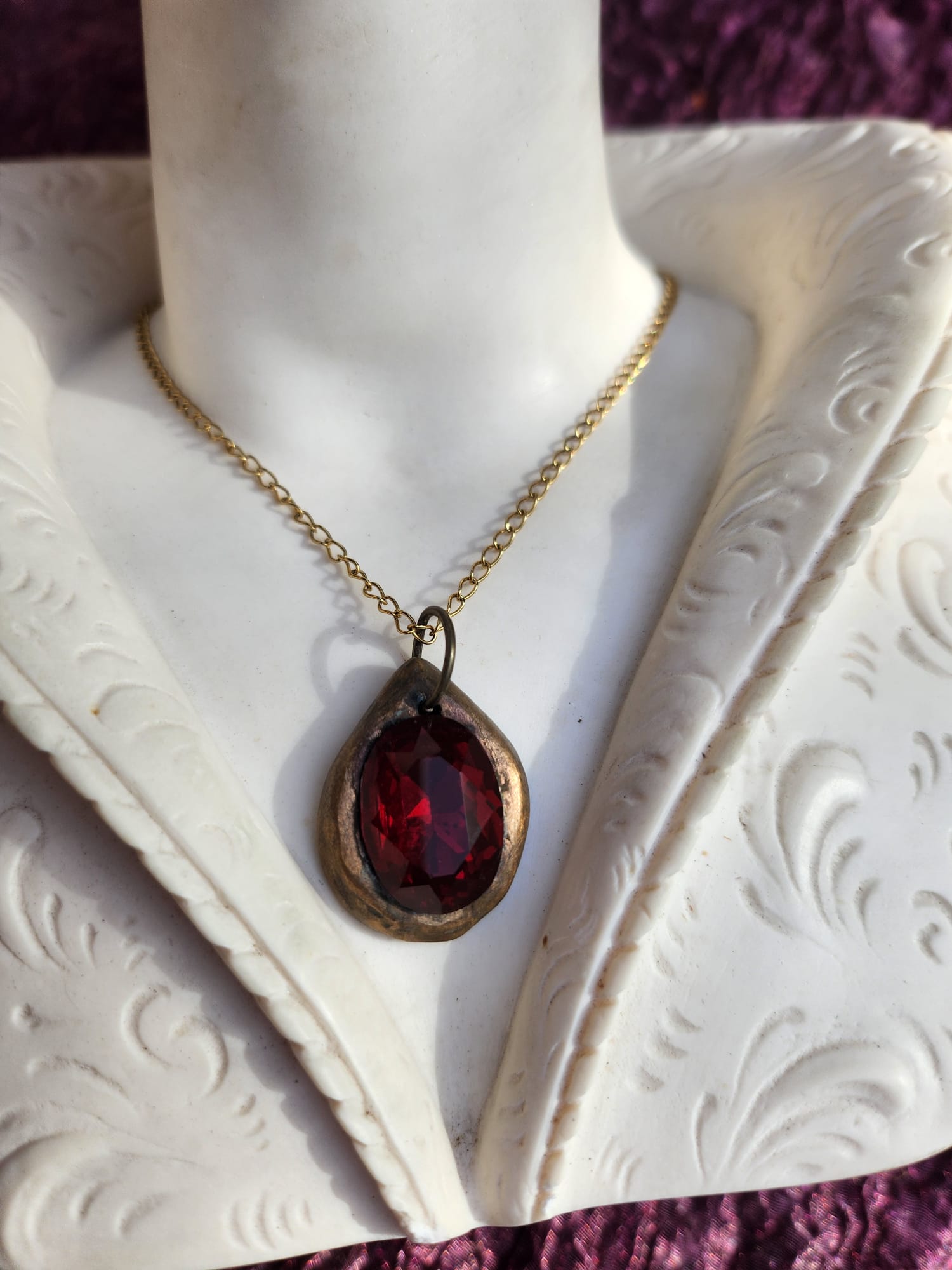 Colgante de cristal marrón ahumado: collar vintage de bronce hecho a mano para un estilo rústico y minimalista.