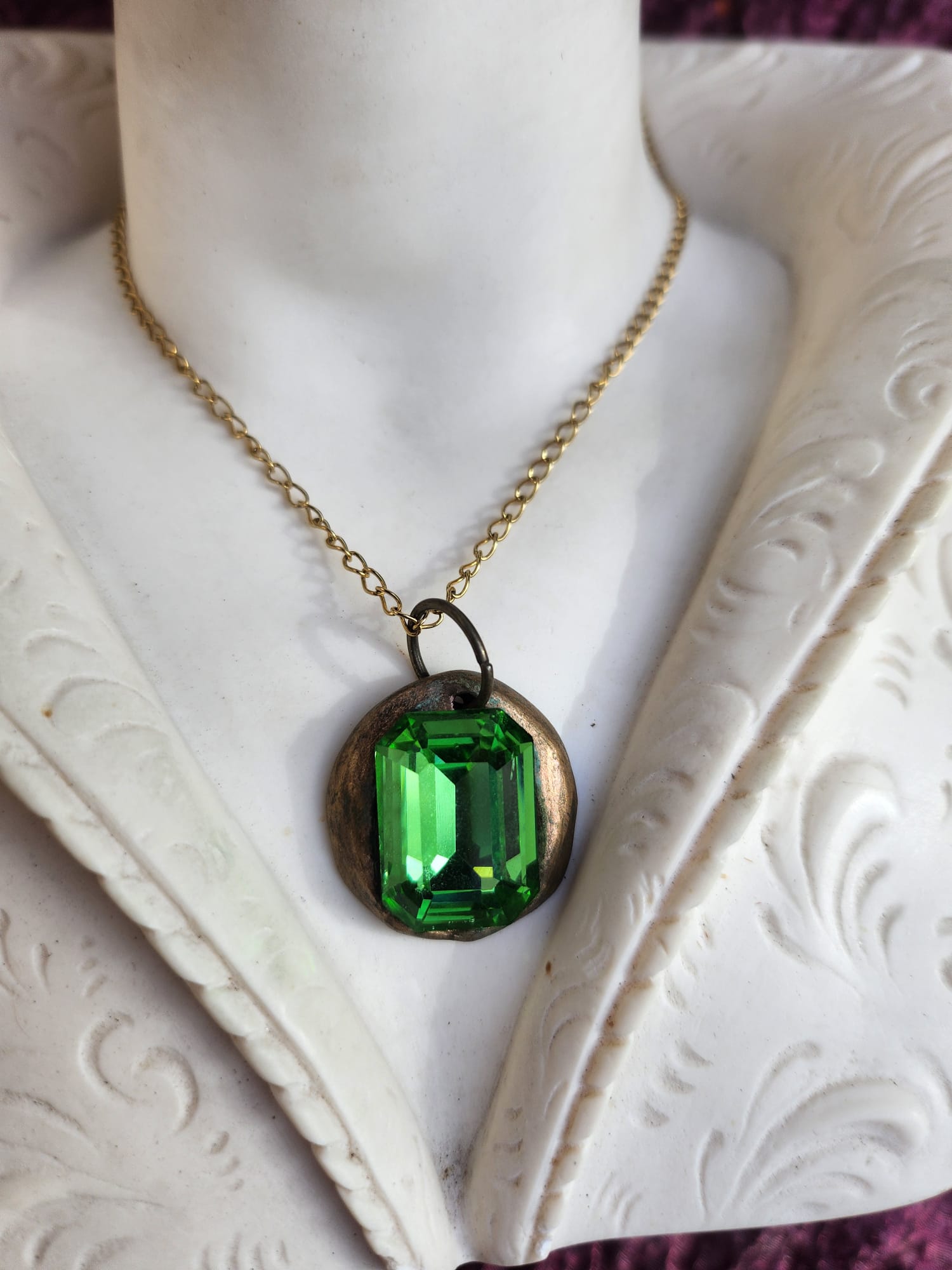 Colgante de cristal verde esmeralda: collar vintage de bronce hecho a mano con un estilo inspirado en la naturaleza.