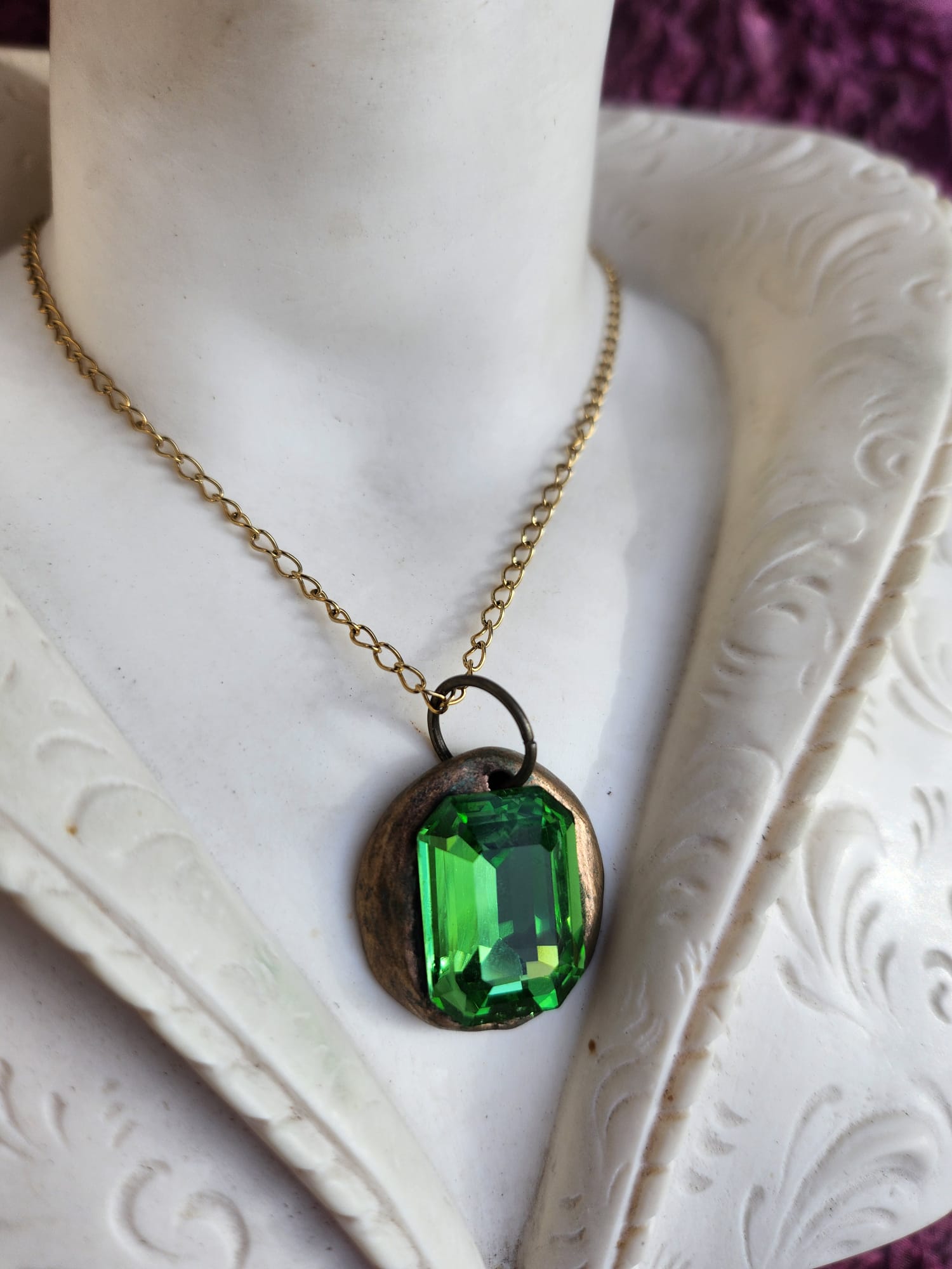 Colgante de cristal verde esmeralda: collar vintage de bronce hecho a mano con un estilo inspirado en la naturaleza.