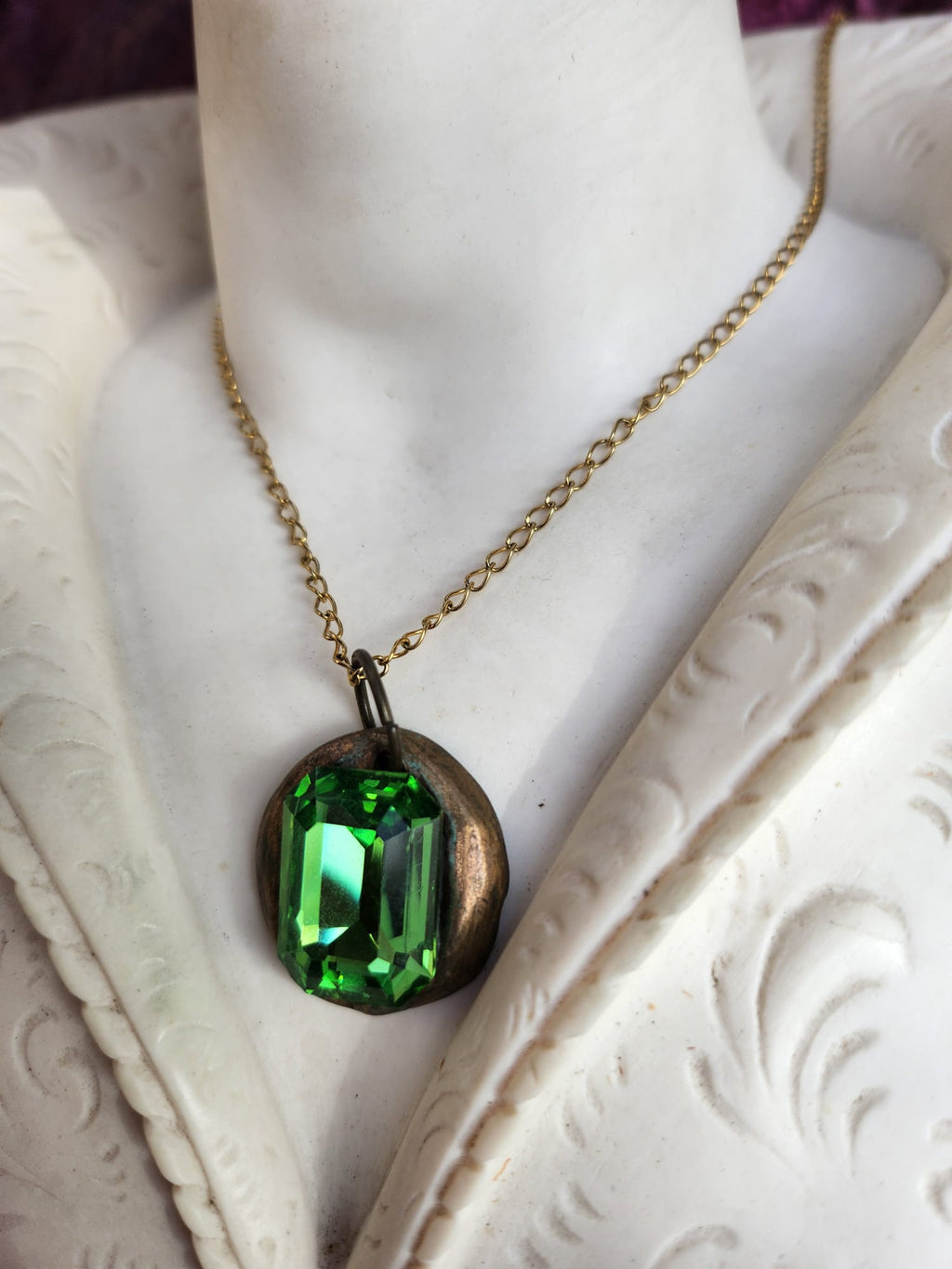 Colgante de cristal verde esmeralda: collar vintage de bronce hecho a mano con un estilo inspirado en la naturaleza.