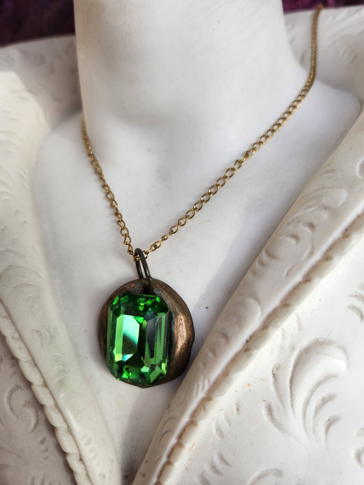 Colgante de cristal verde esmeralda: collar vintage de bronce hecho a mano con un estilo inspirado en la naturaleza.