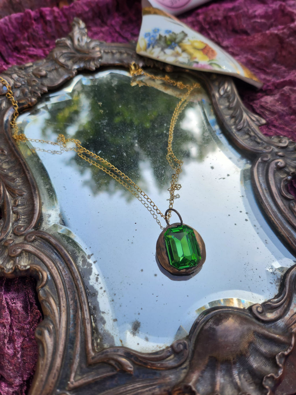 Colgante de cristal verde esmeralda: collar vintage de bronce hecho a mano con un estilo inspirado en la naturaleza.