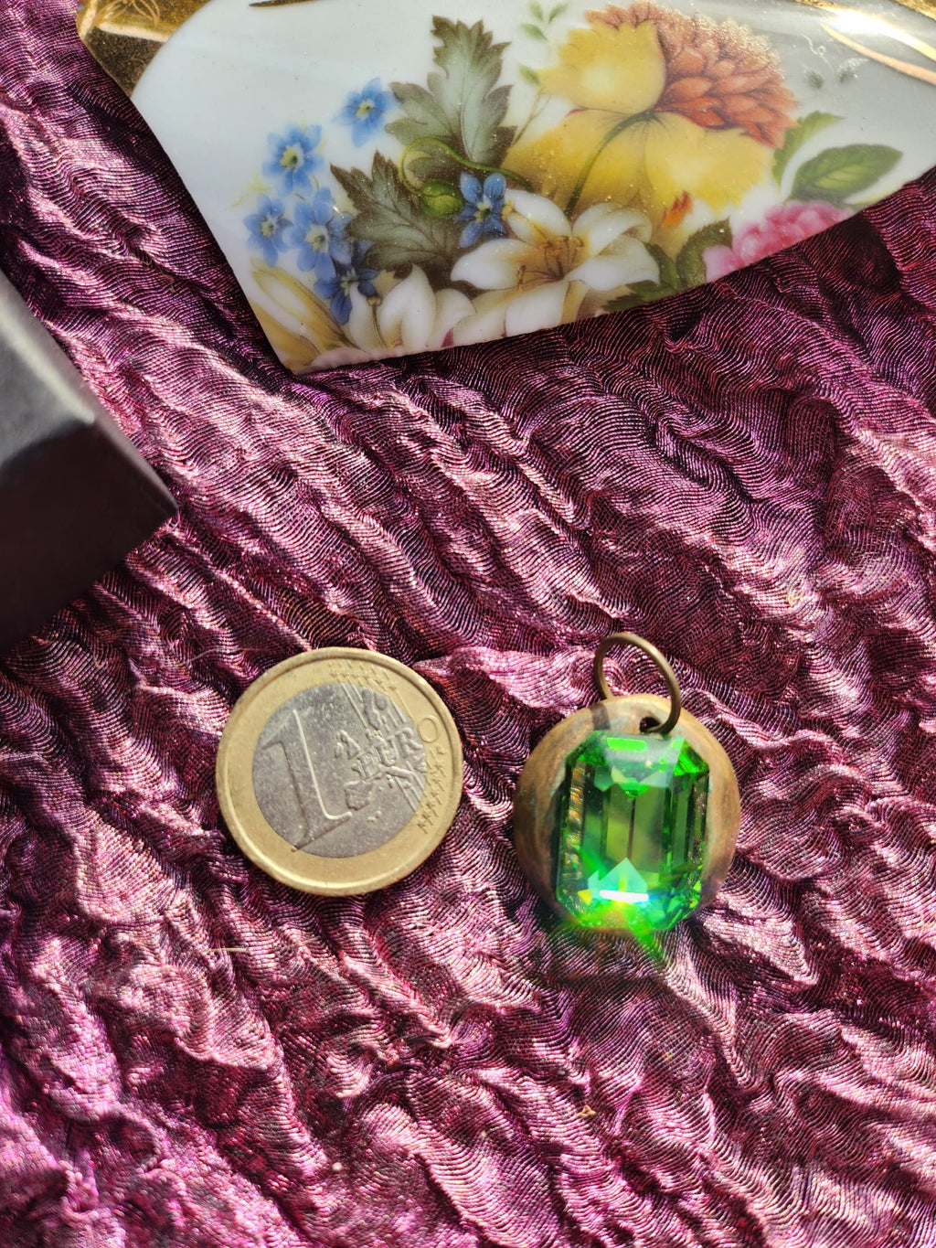 Colgante de cristal verde esmeralda: collar vintage de bronce hecho a mano con un estilo inspirado en la naturaleza.