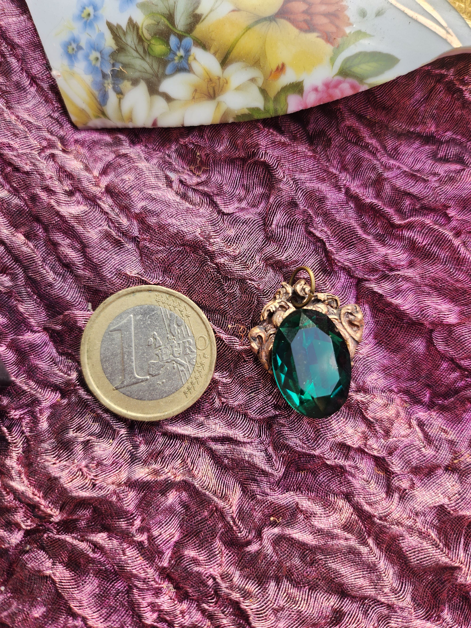 Colgante de bronce artesanal con cristal verde esmeralda – Joyería gótica renacentista