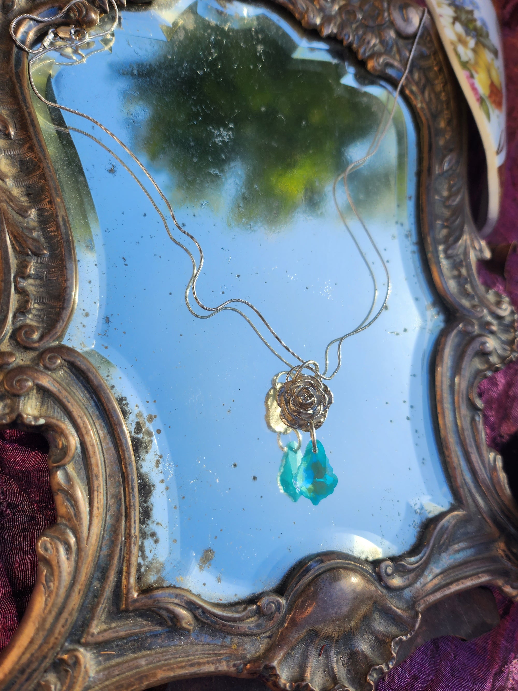 Colgante de rosa de plata y cristal azul – Collar de plata fina – Joyería romántica Fairycore – Regalo floral encantado para ella
