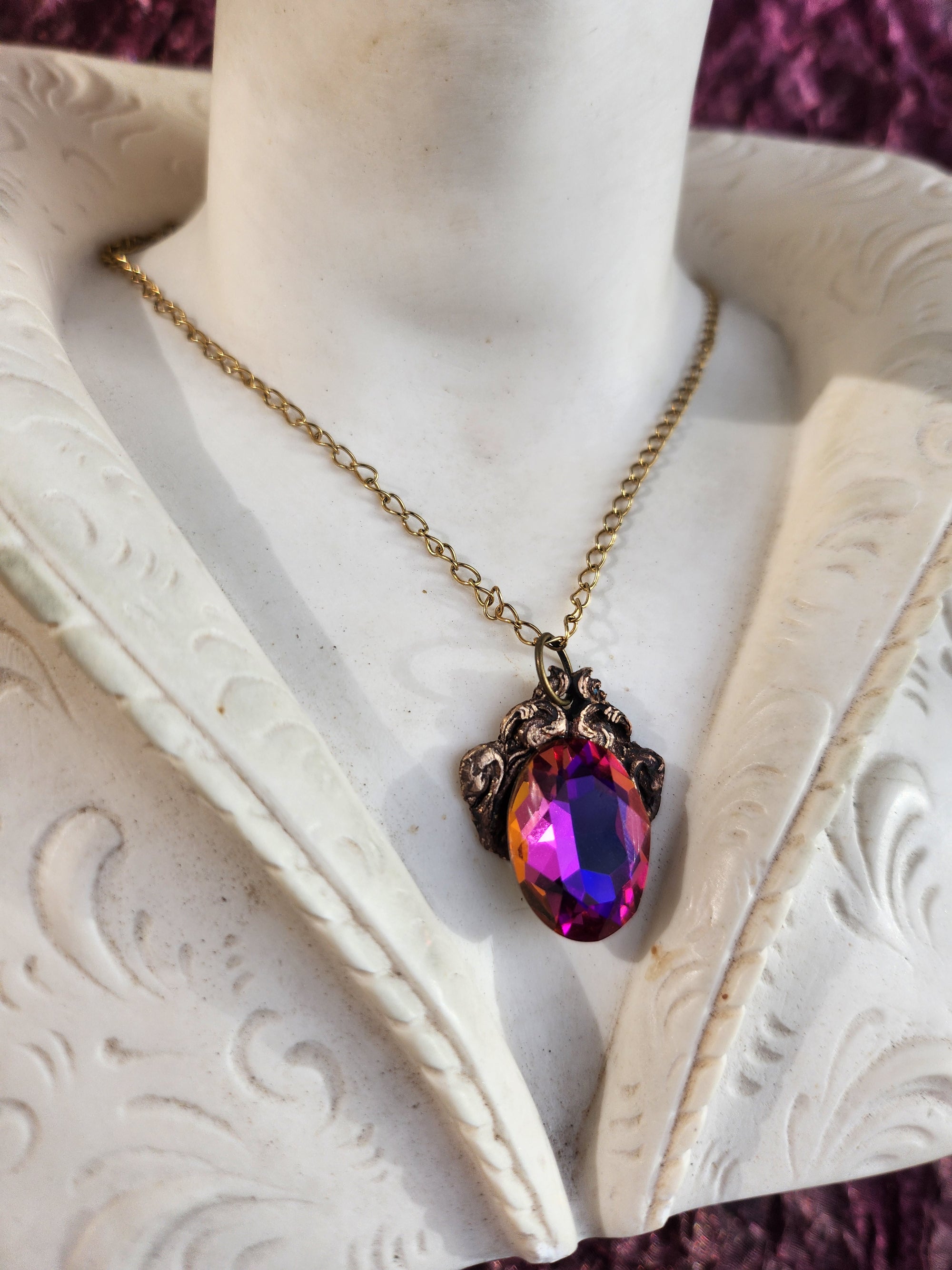 Colgante de bronce artesanal con cristales morados, fucsias y ámbar – Joyería medieval vintage